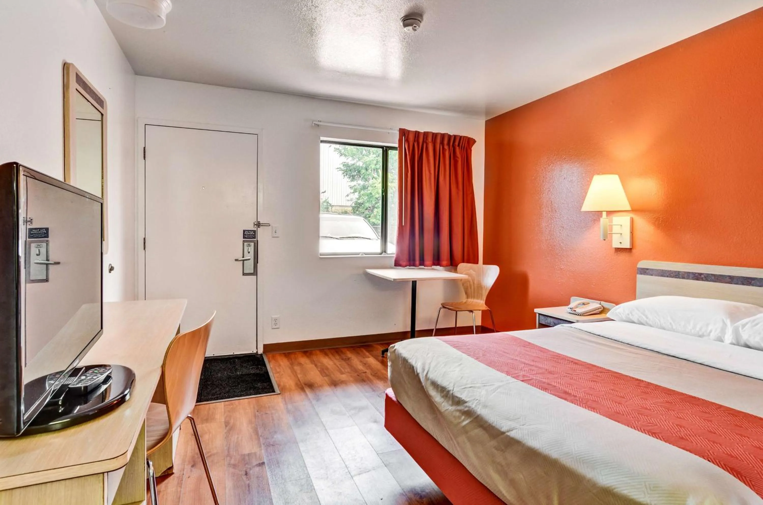 TV and multimedia, Bed in Motel 6-Pittsburgh, PA - Crafton