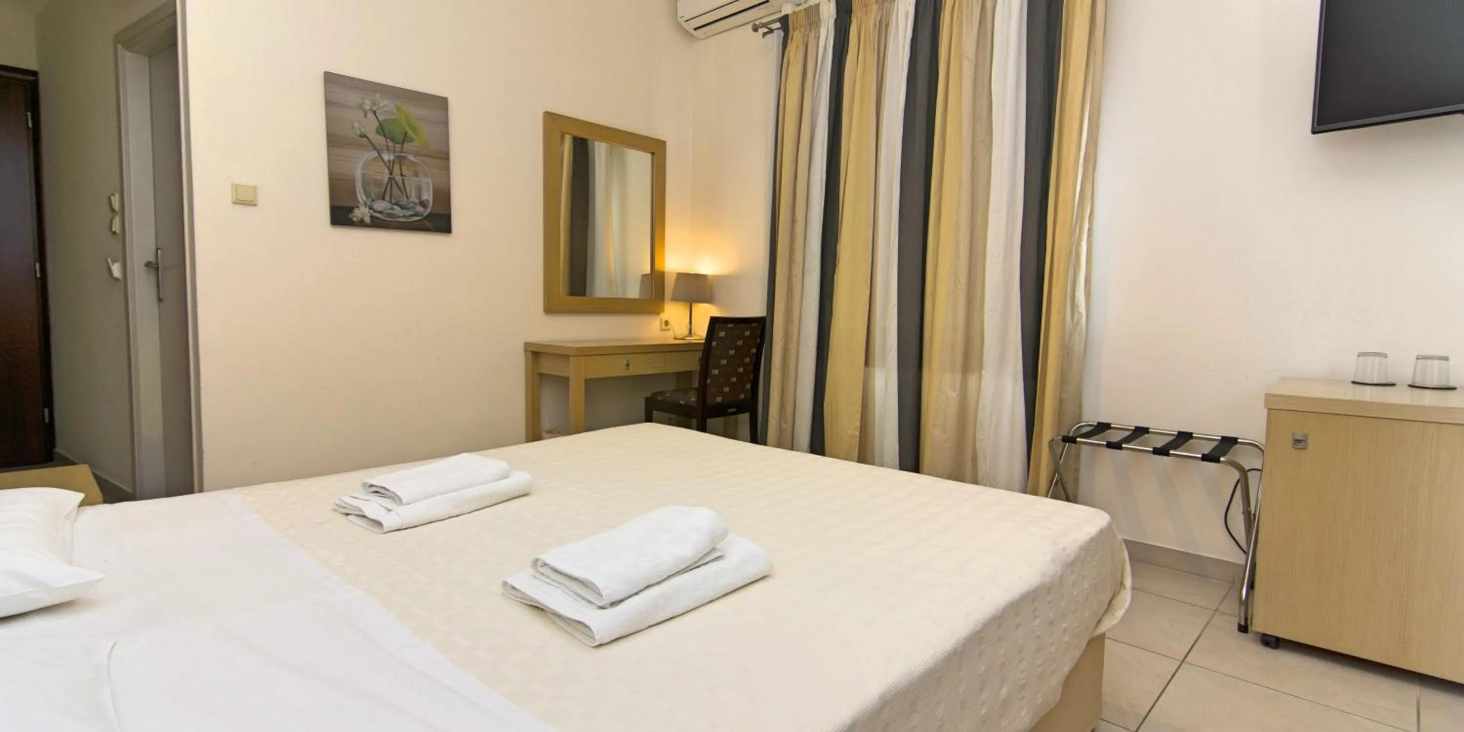 Photo of the whole room, Bed in San Nectarios