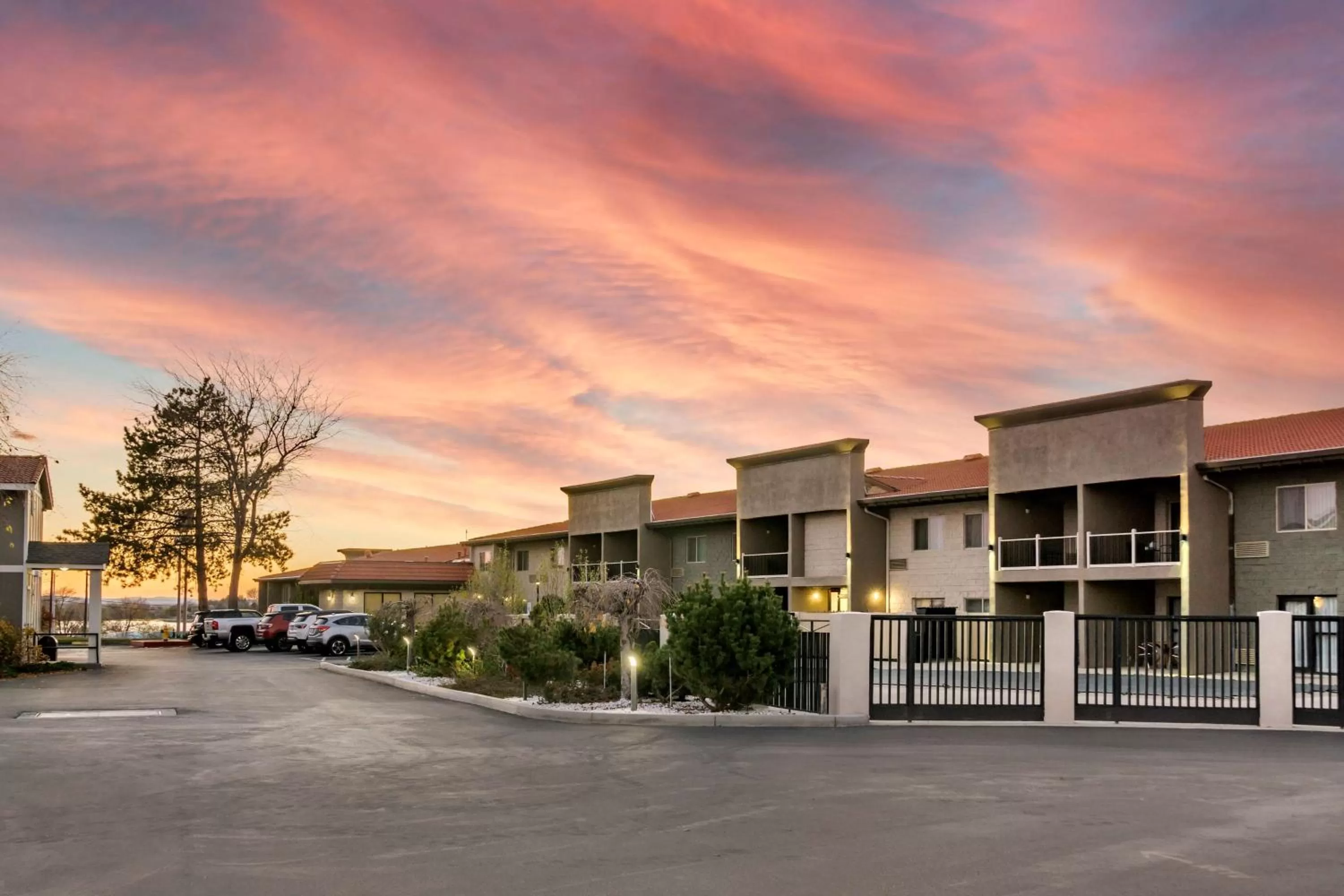 Property building in Best Western PLUS Lake Front Hotel