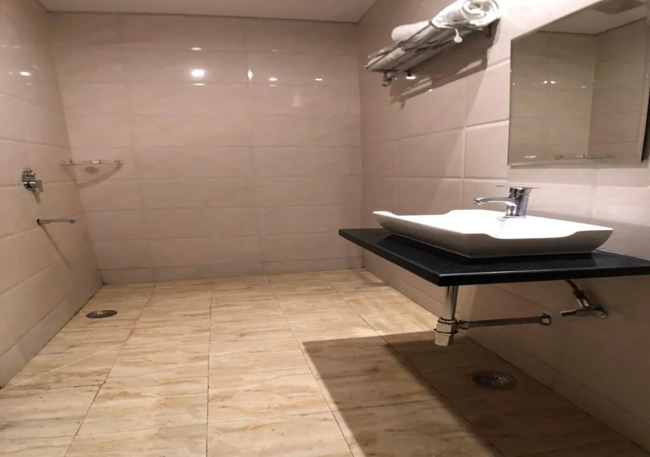 Shower, Bathroom in Solitaire Hotel