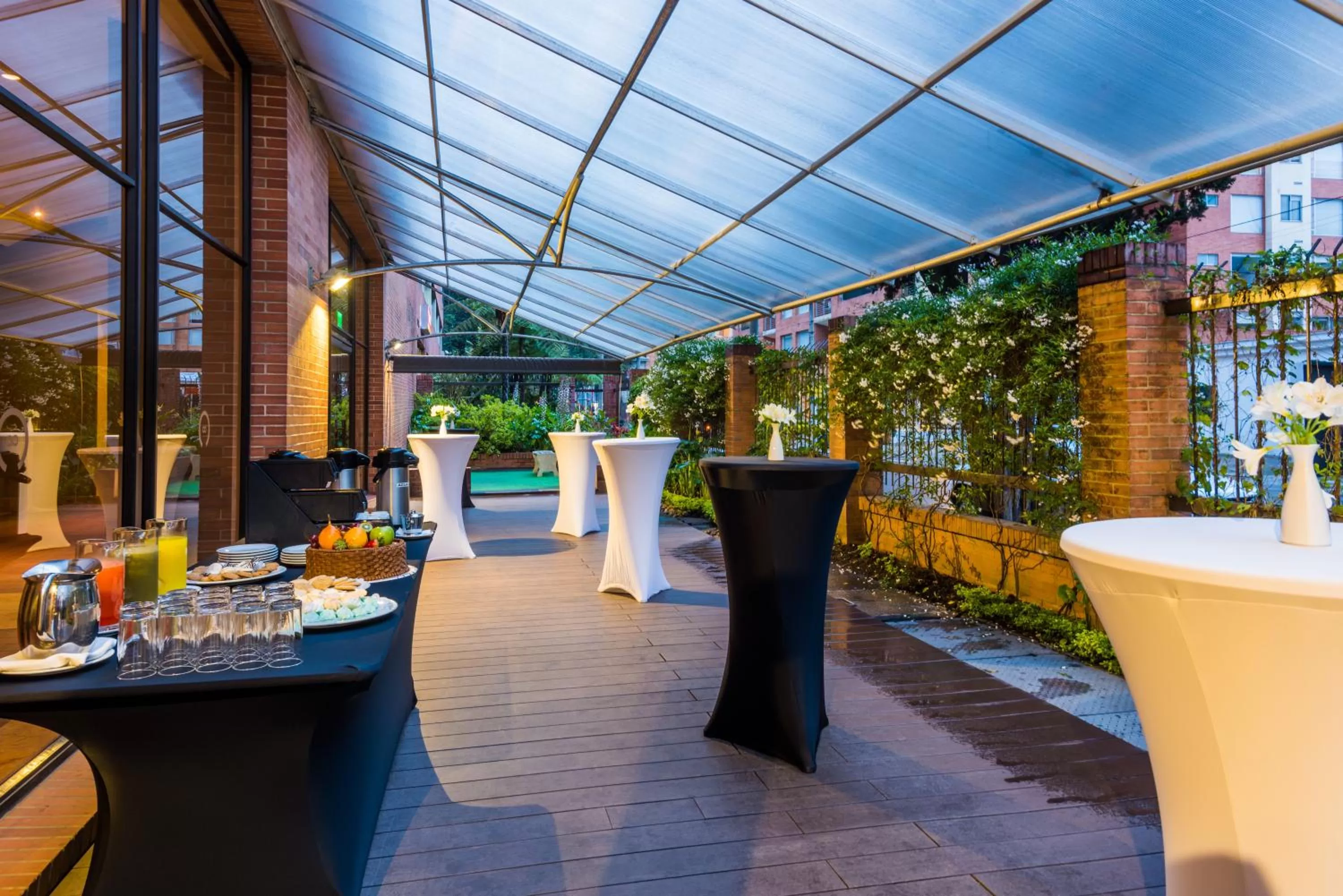 Patio in Cosmos 100 Hotel & Centro de Convenciones - Hoteles Cosmos