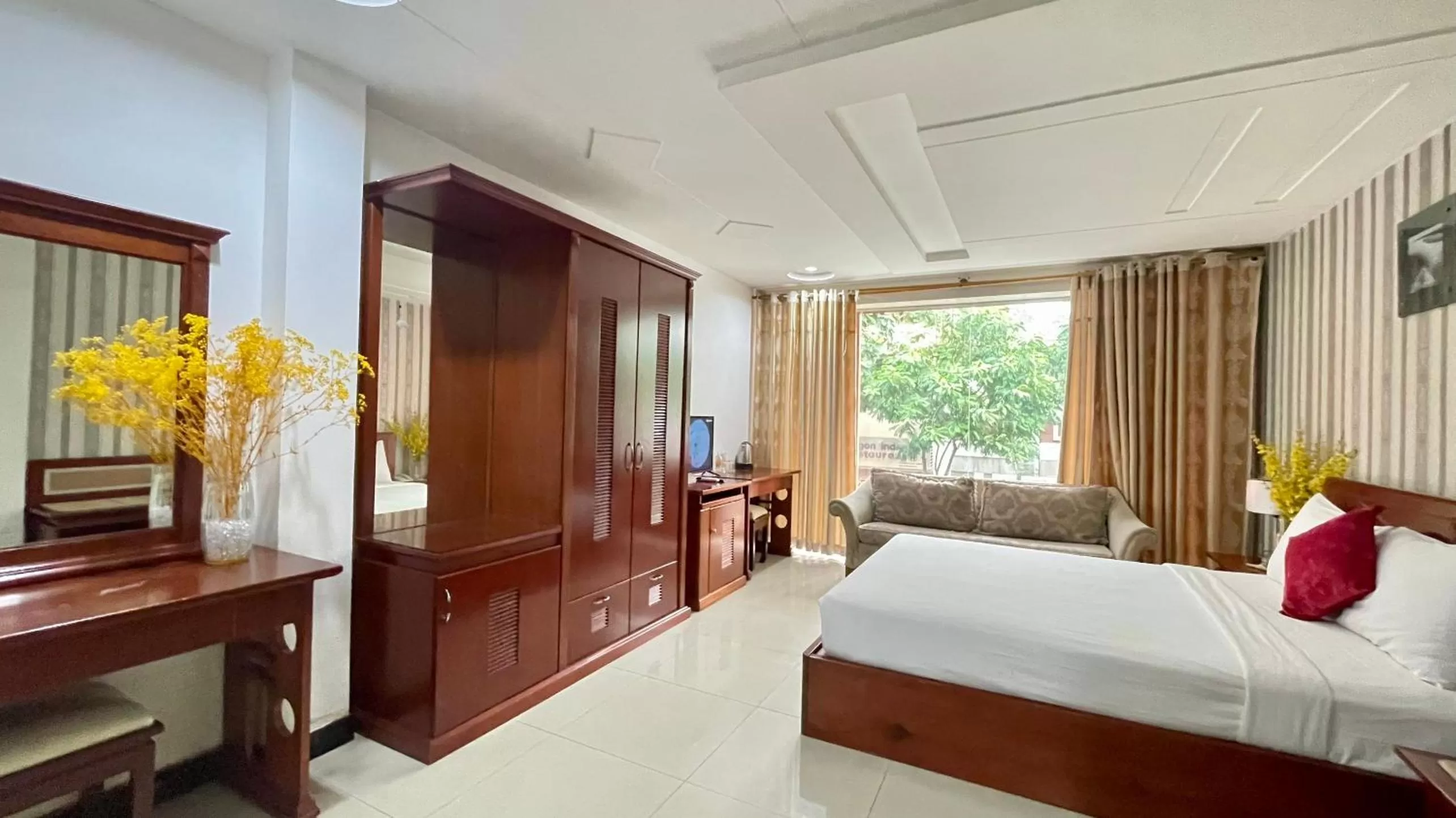 Photo of the whole room, Bed in Gold hotel, Saigon