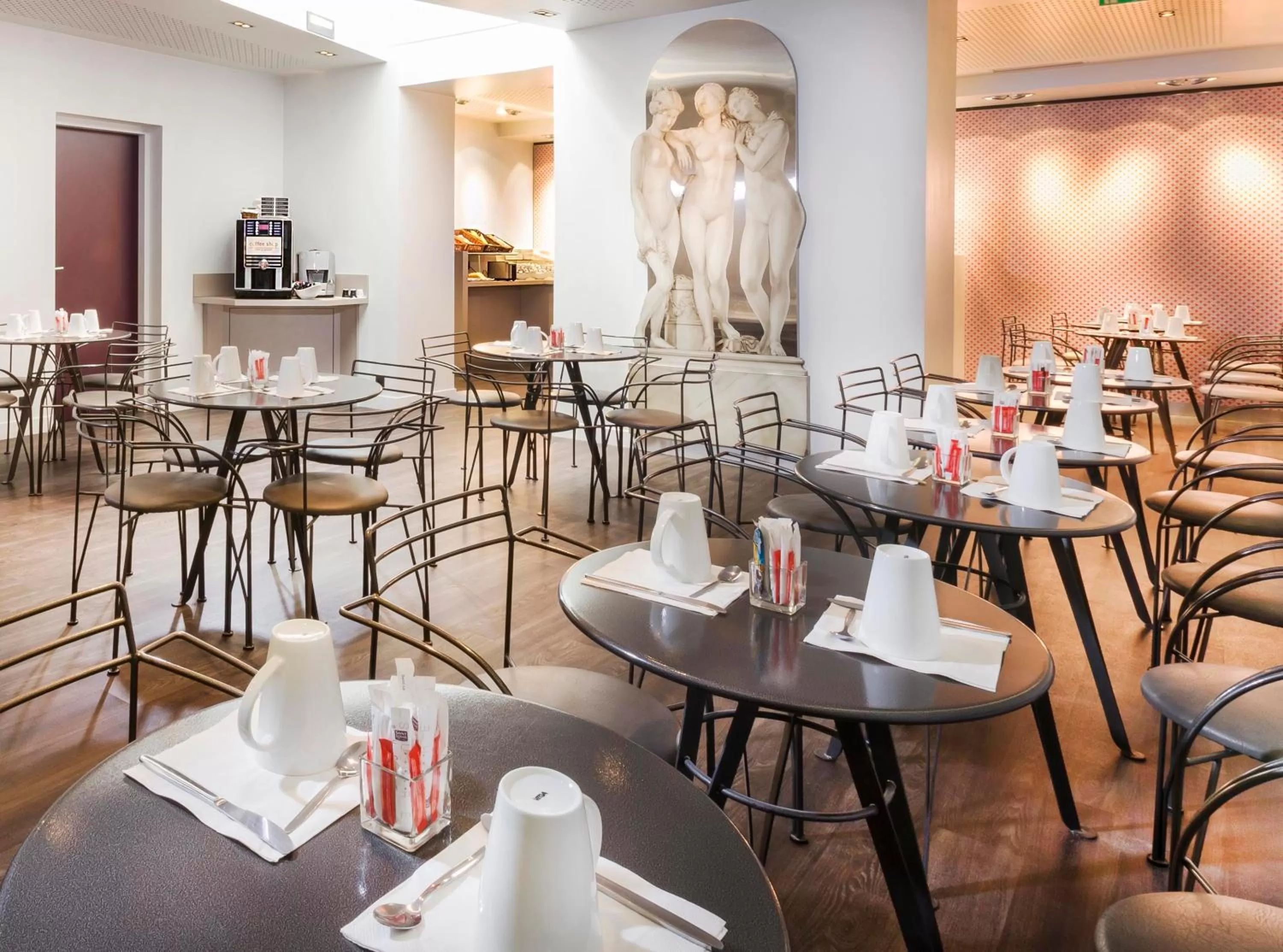 Restaurant/places to eat in Libertel Canal Saint Martin