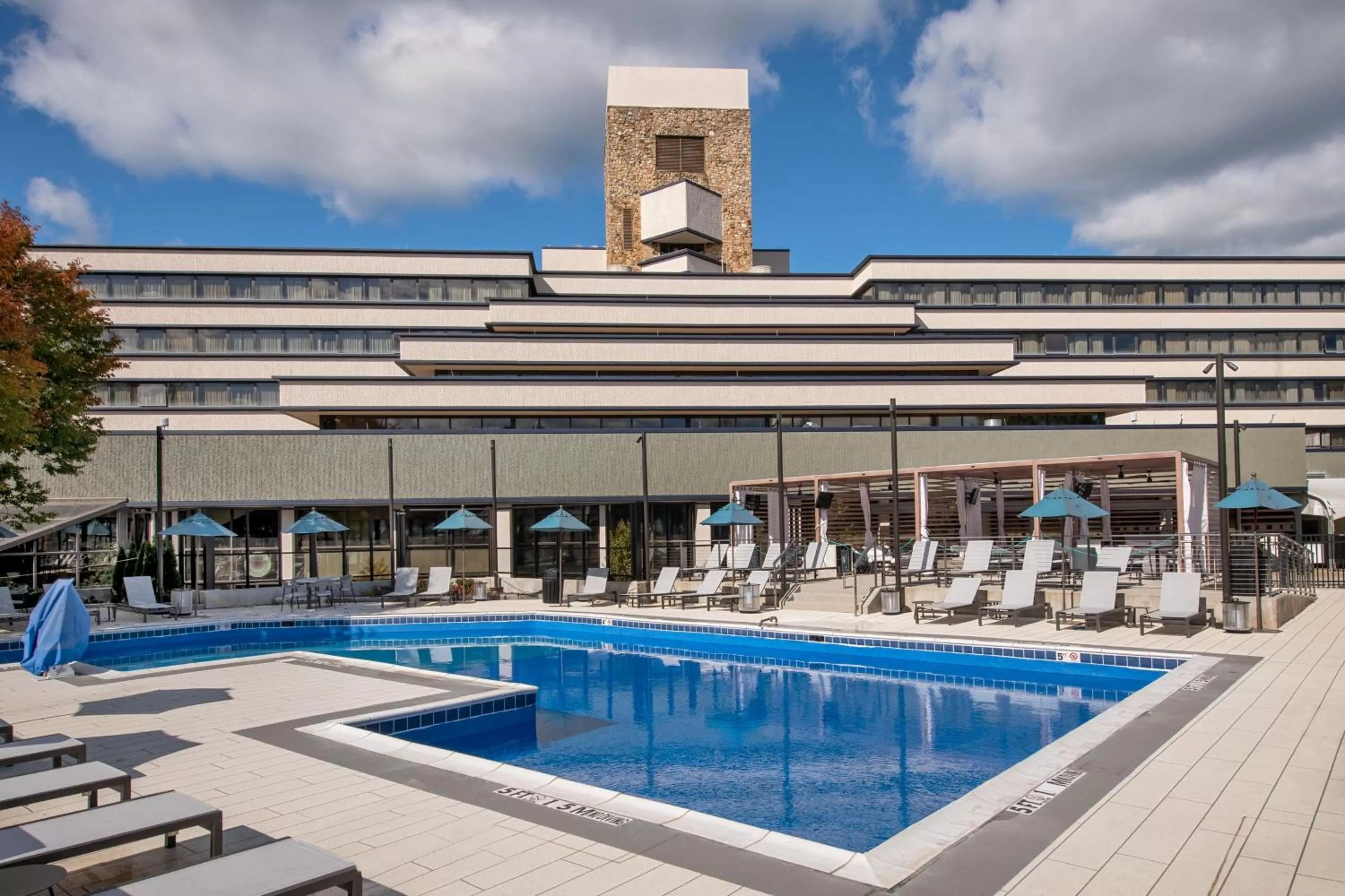 Swimming pool in Marriott Lexington Griffin Gate Golf Resort & Spa