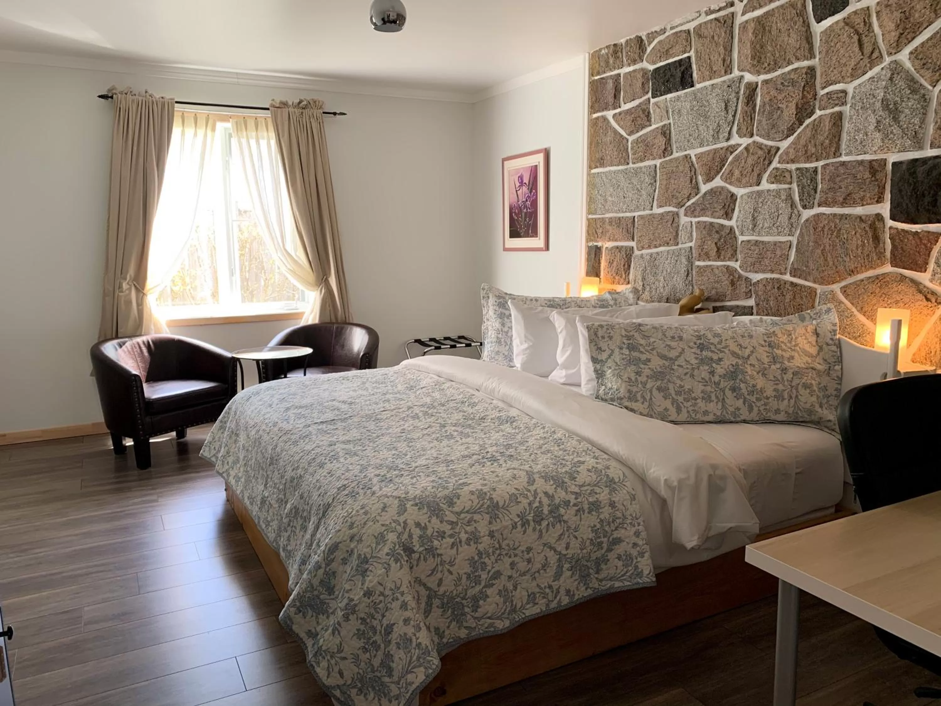 Bedroom in Auberge la Rosepierre bistro Henri