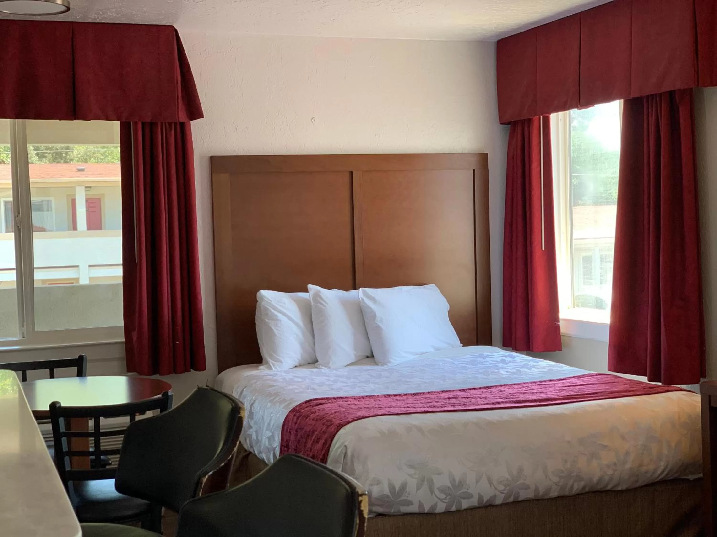 Bed in Red Carpet Inn Medford