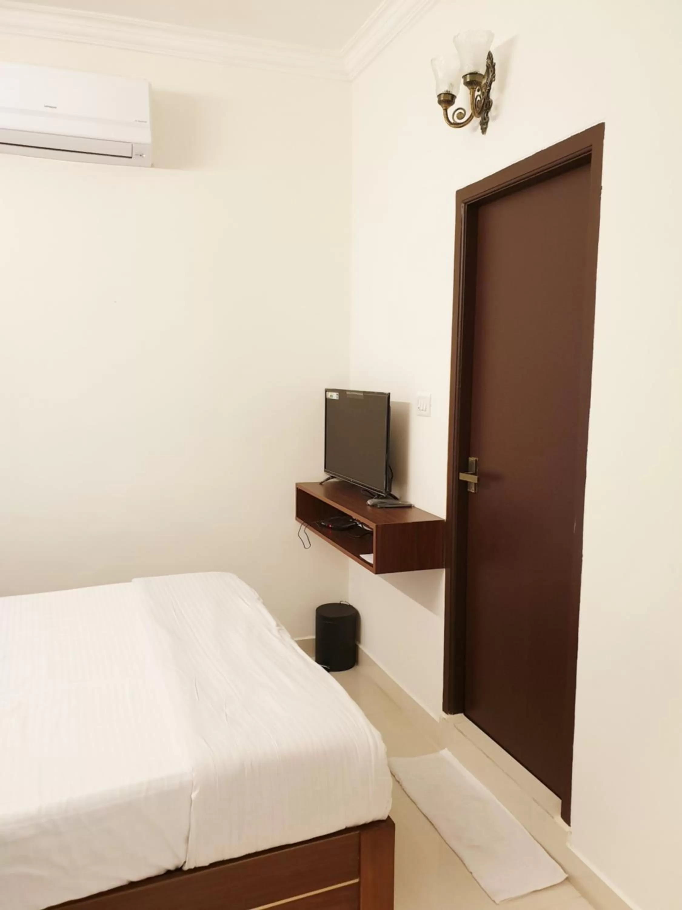 Photo of the whole room, Bed in Chippy Inn