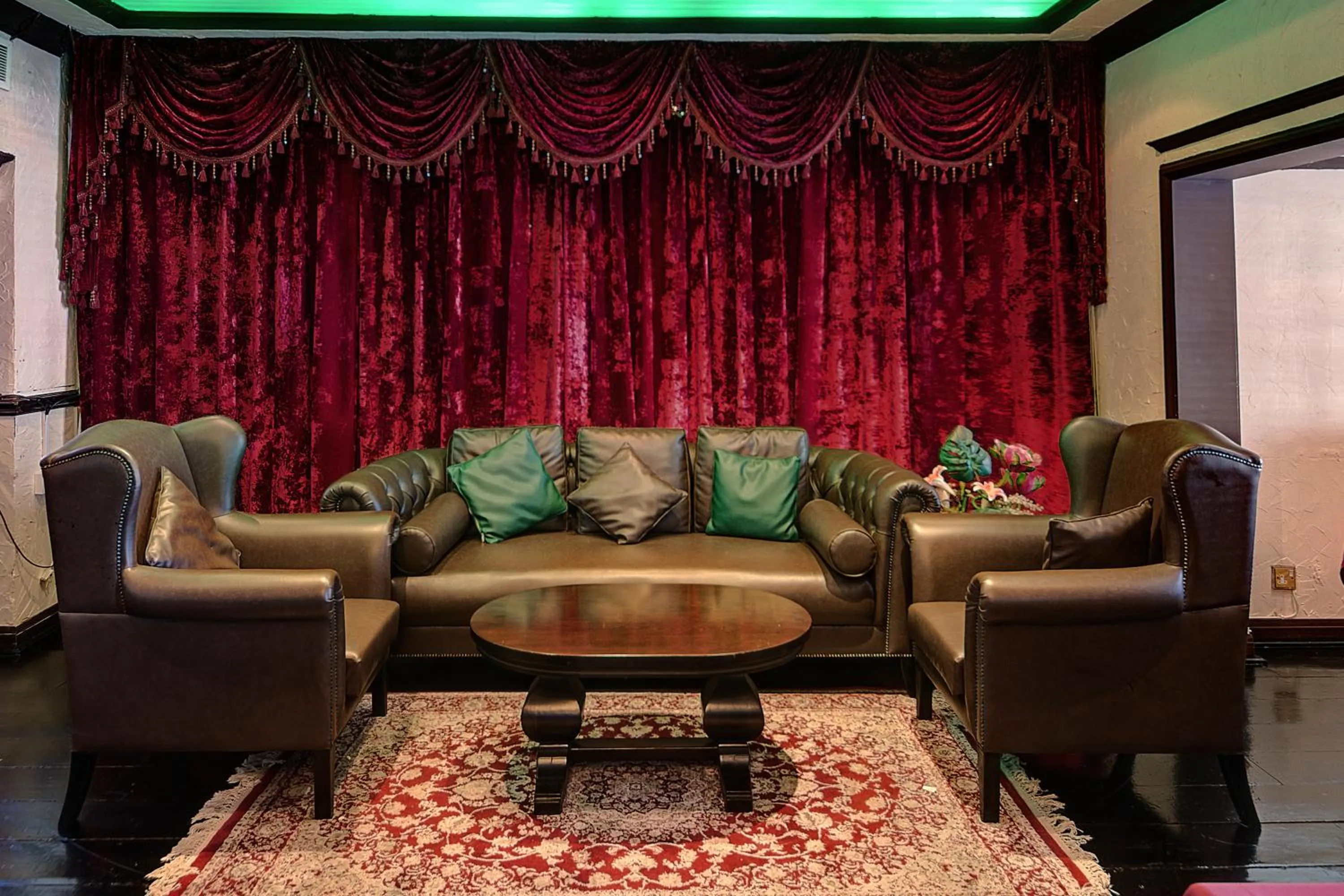 Restaurant/places to eat in Ascot Hotel