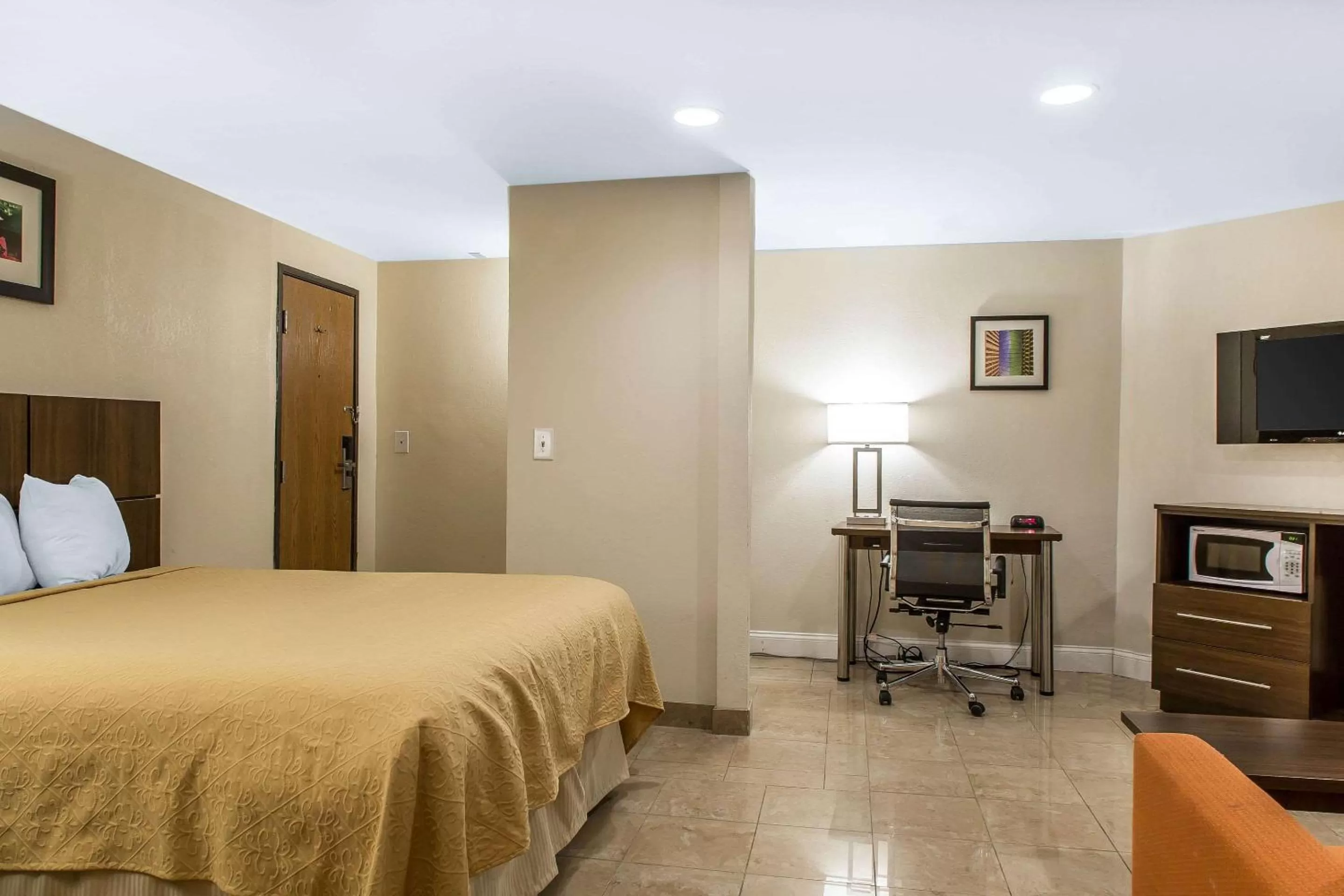 Photo of the whole room, Bed in Quality Inn & Suites Middletown - Newport