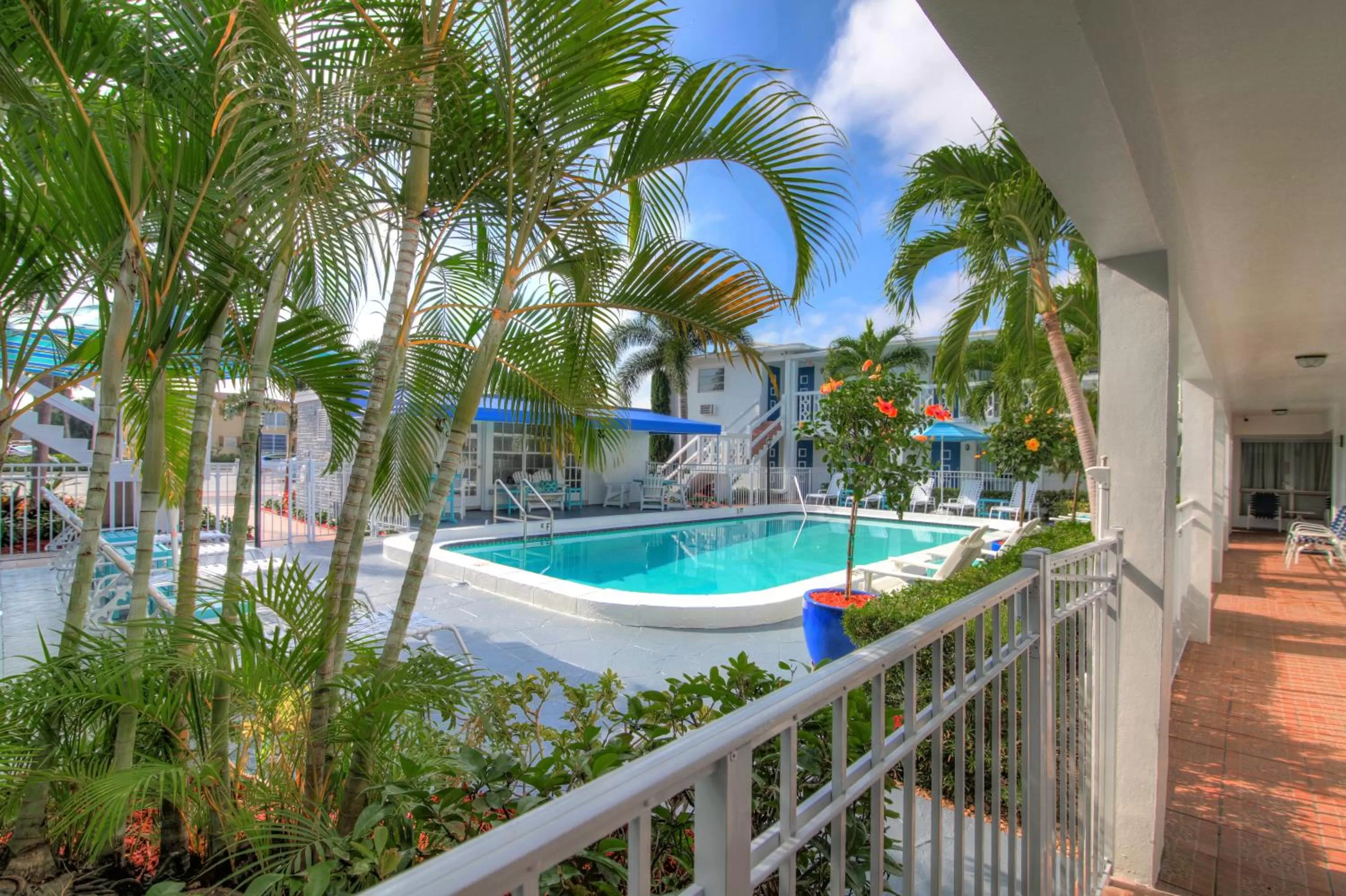 Property building in May-Dee Suites in Florida