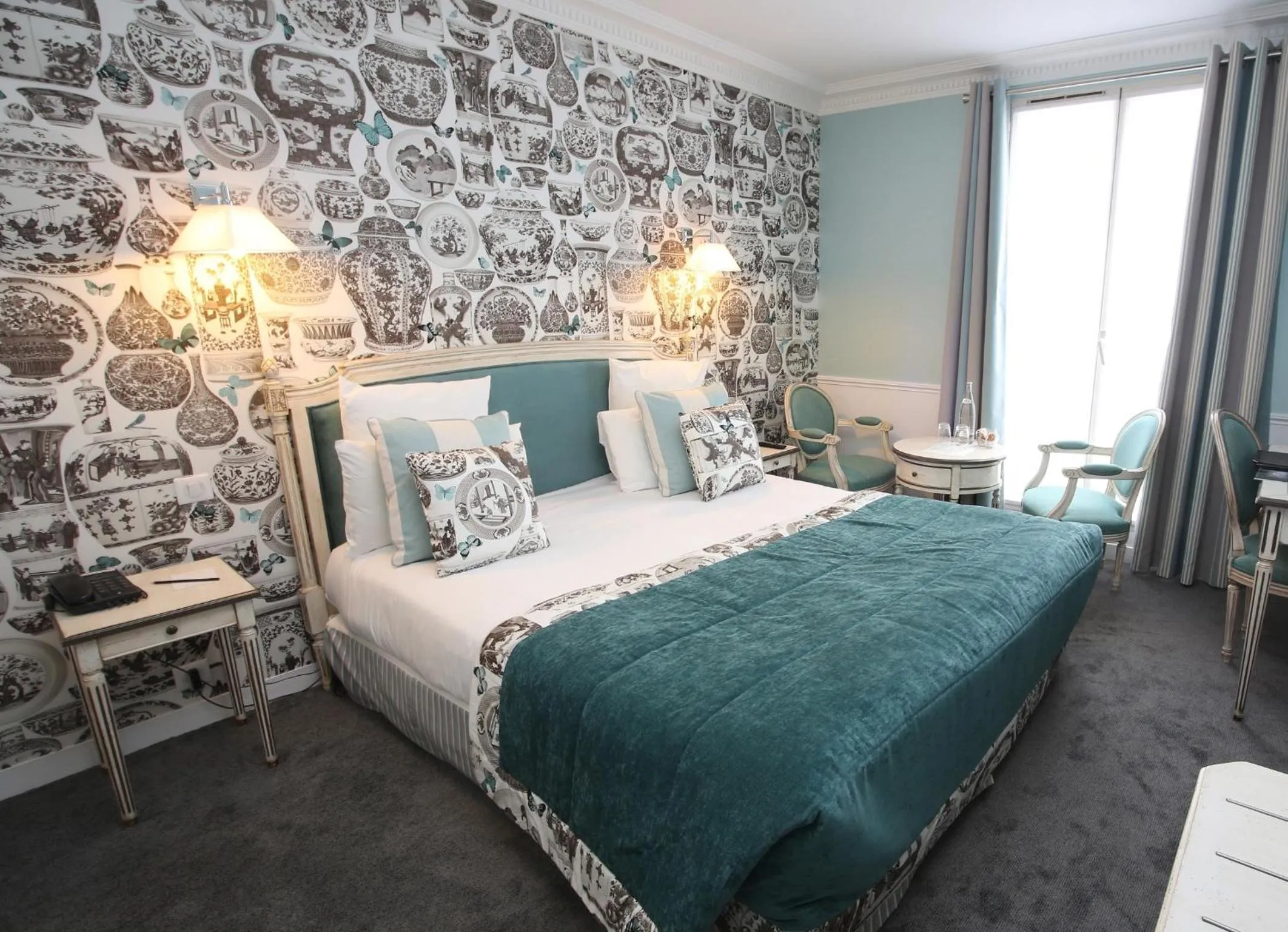 Photo of the whole room, Bed in Hôtel Relais Saint Jacques Paris