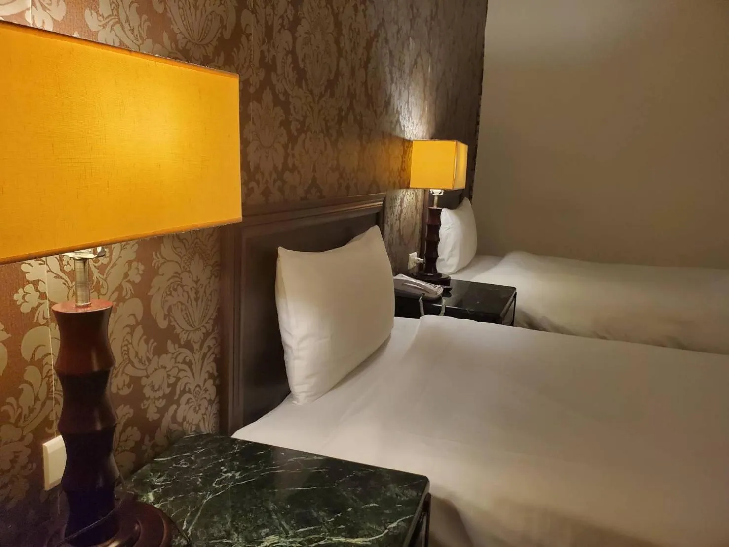 Bedroom, Bed in Well Garden Hotel