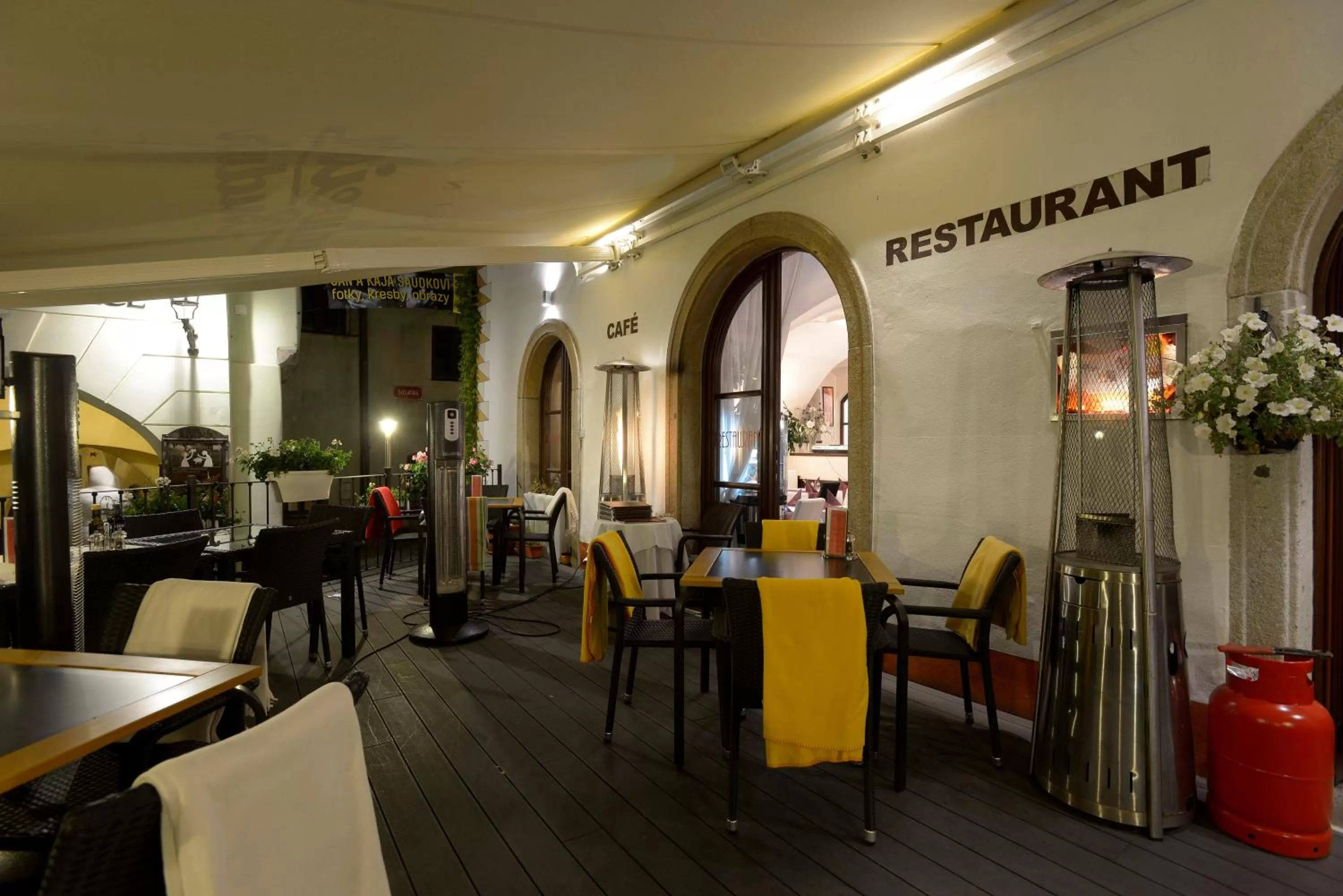 Restaurant/places to eat in Hotel Grand