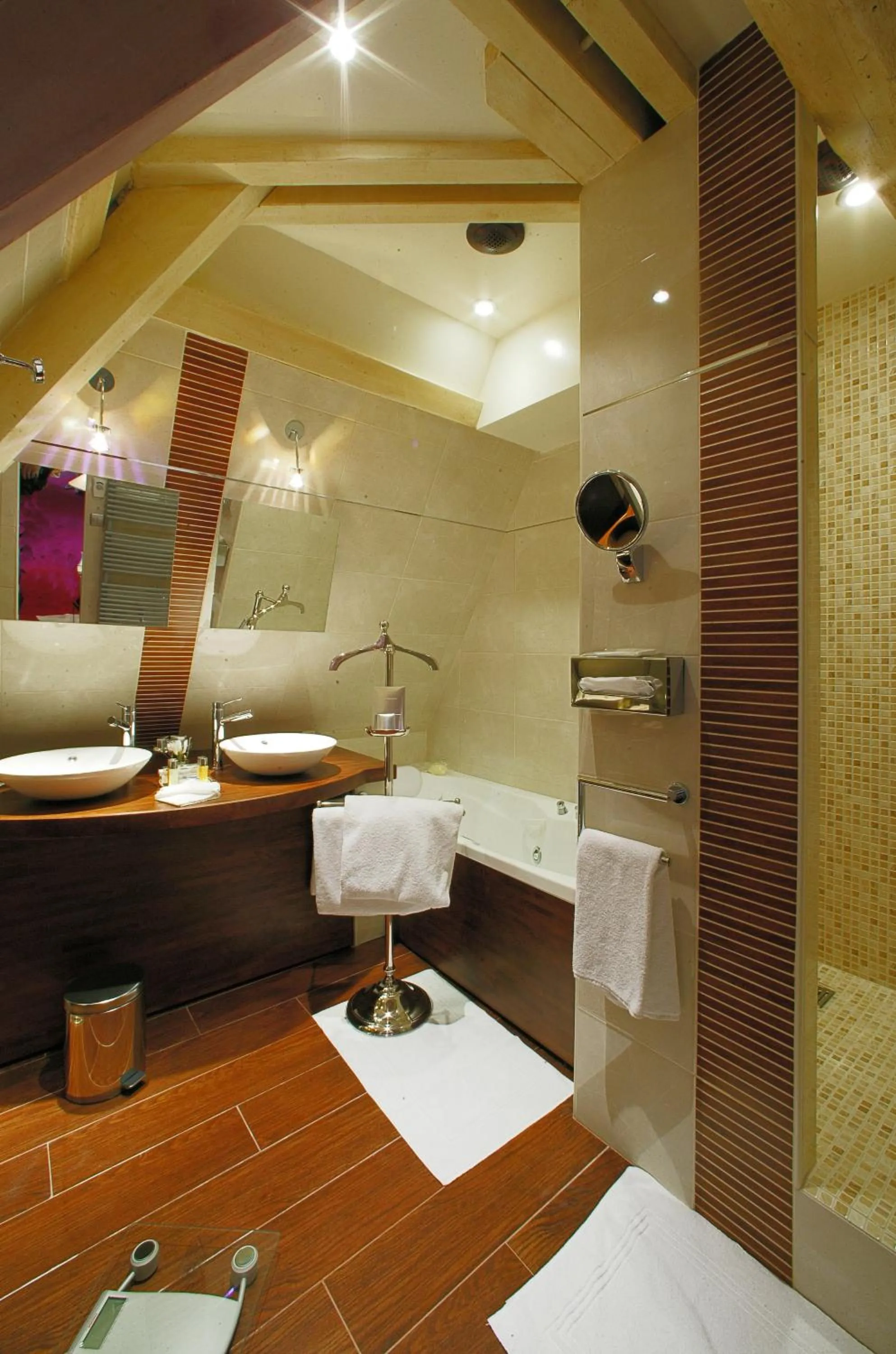 Bathroom, Bed in Clos La Boëtie & Spa