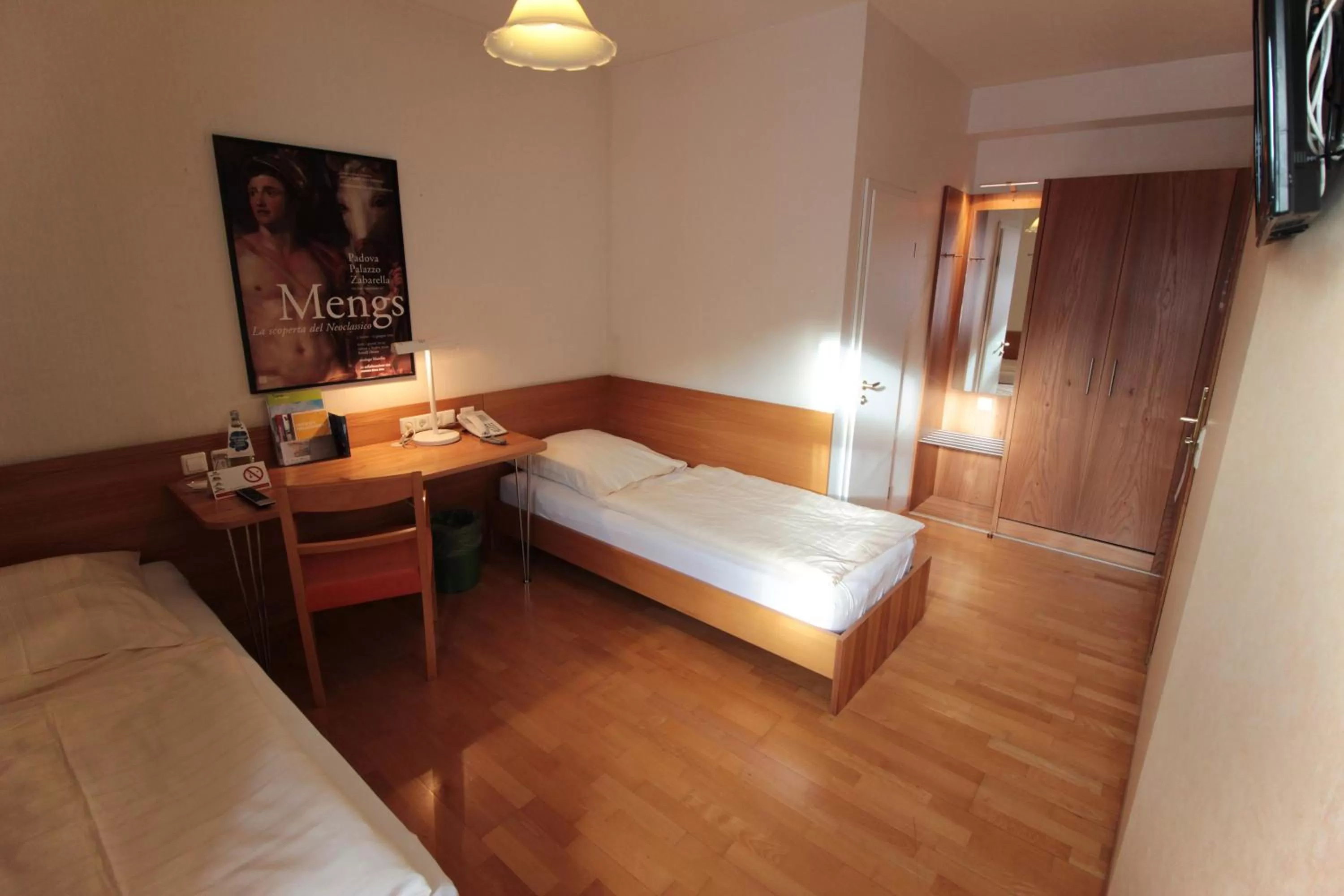 Photo of the whole room, Bed in An der Persiluhr Stadt-gut-Hotel