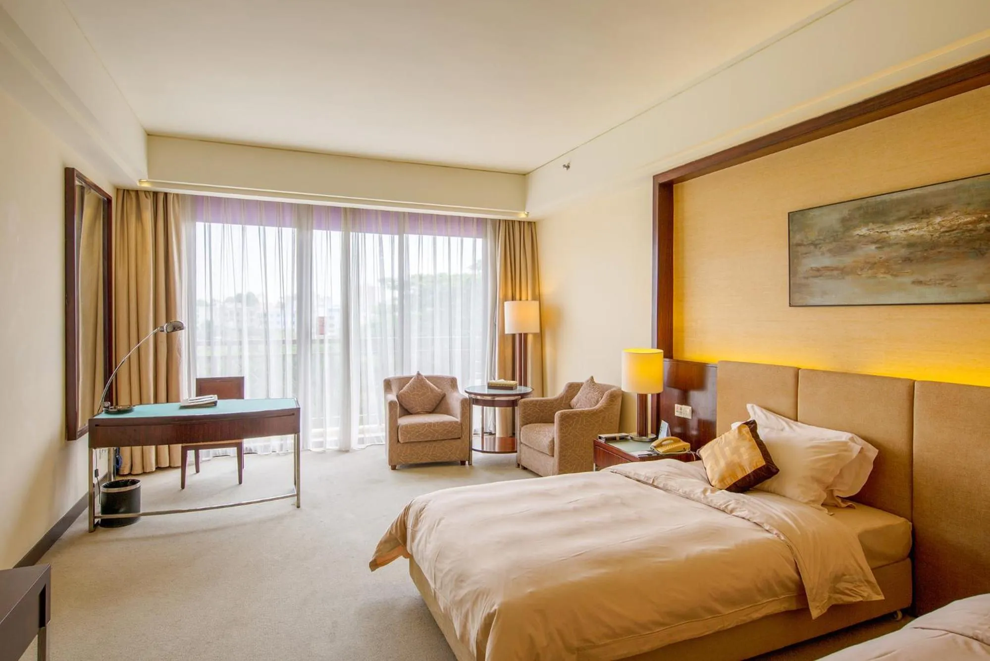 Photo of the whole room, Bed in Dongguan Richwood Garden Hotel