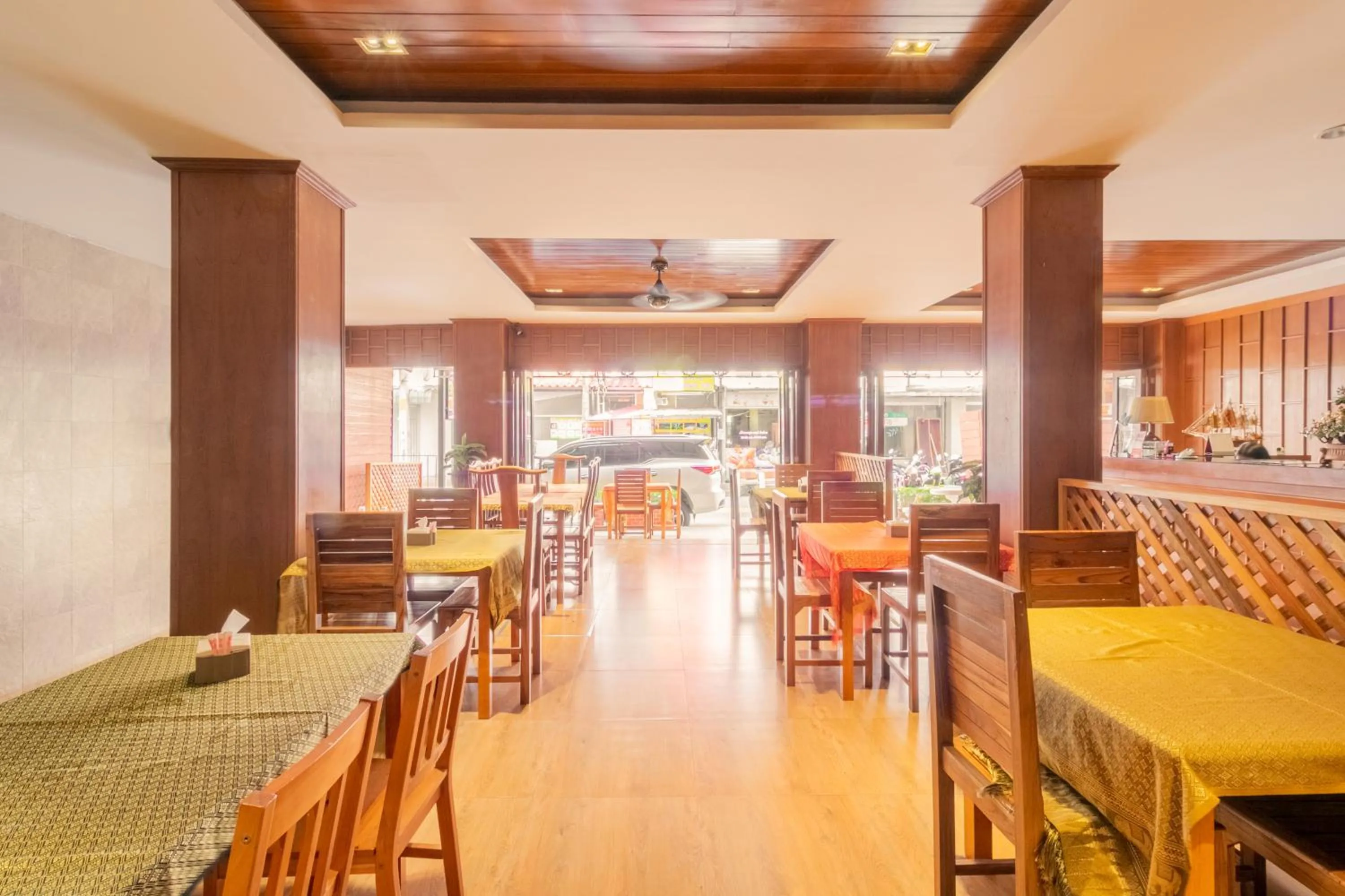 Restaurant/places to eat in Lotus Hotel Patong