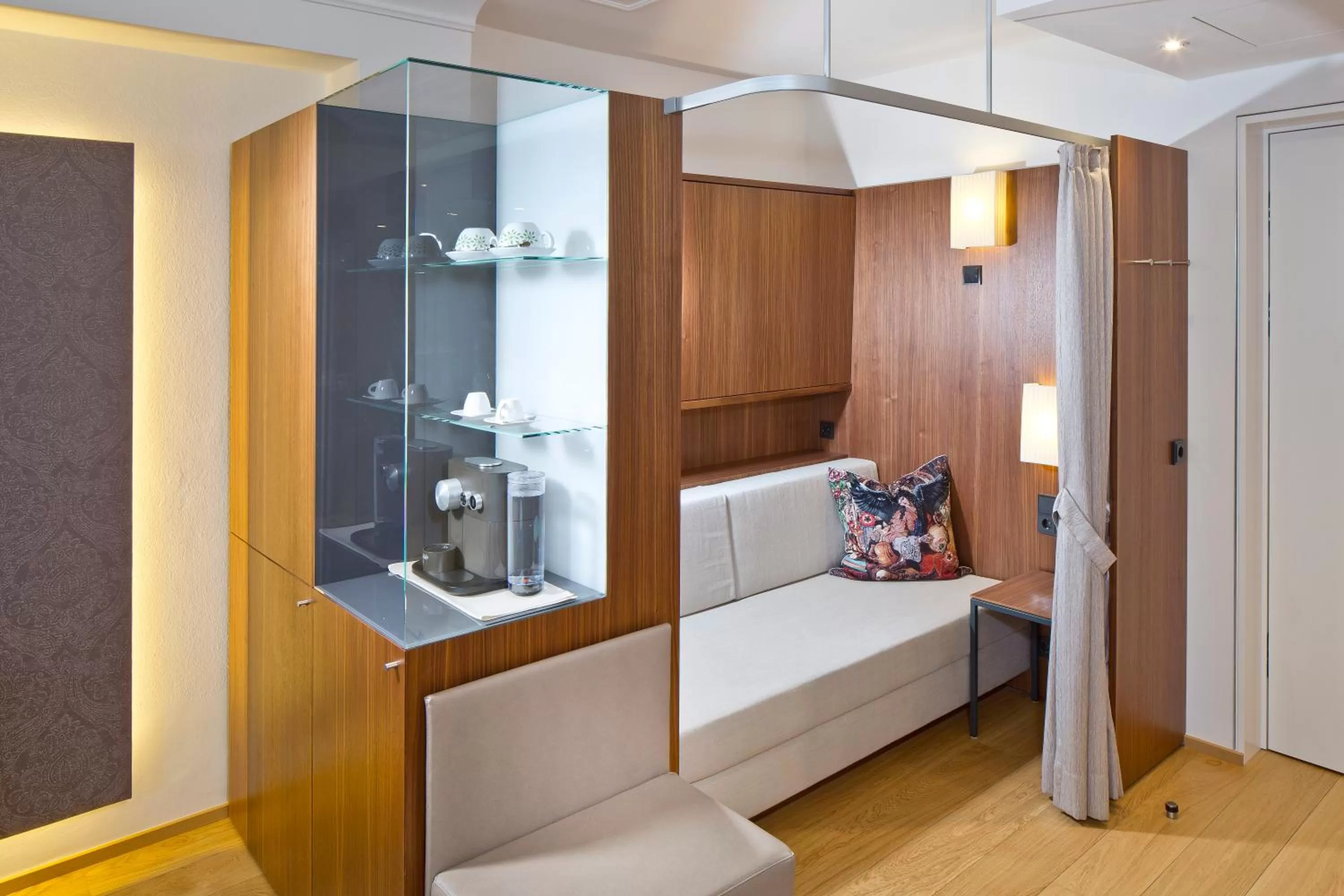 Coffee/tea facilities, Bed in Hotel Maximilian - Stadthaus Penz