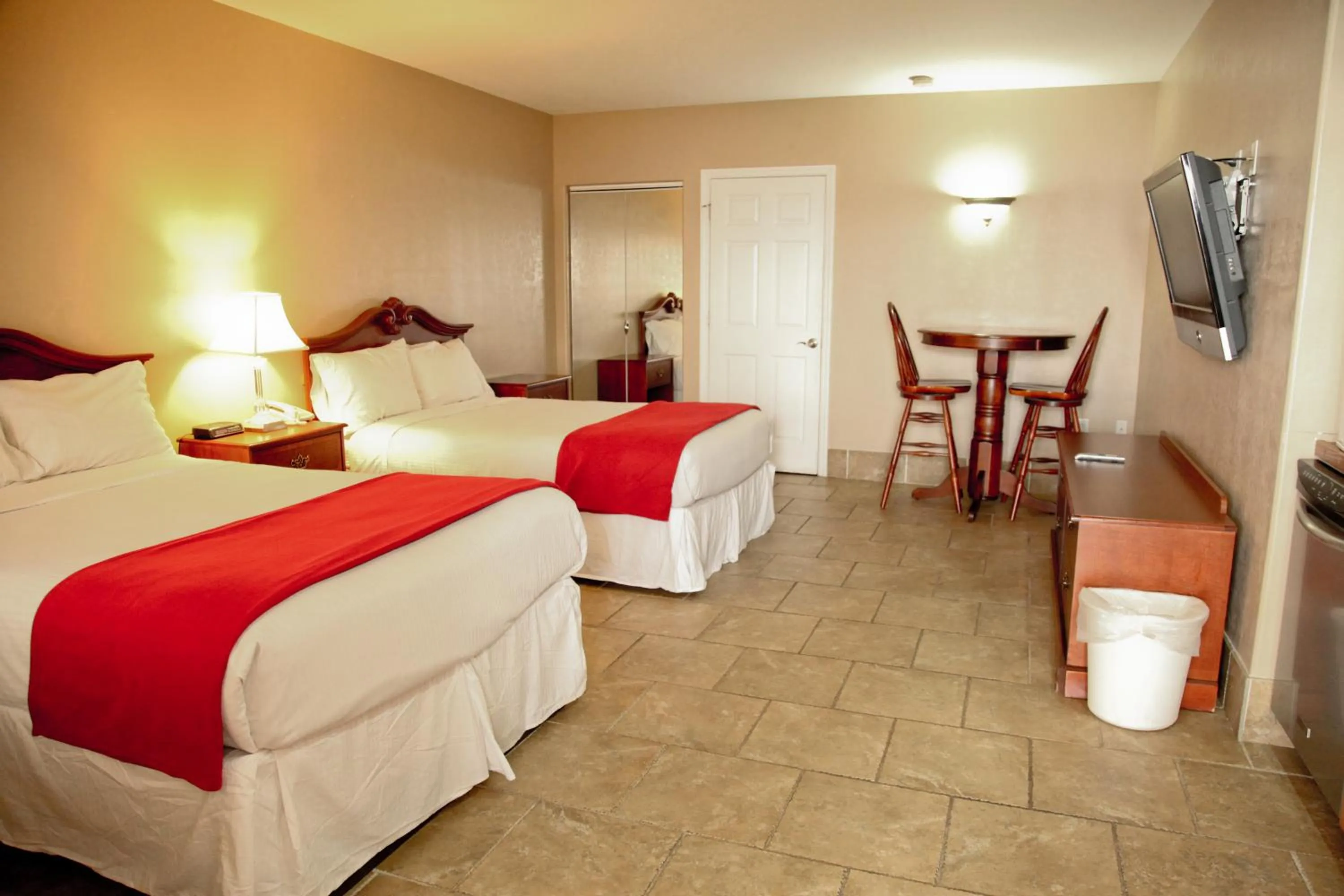 Photo of the whole room, Bed in Lake Grassy Inn & Suites
