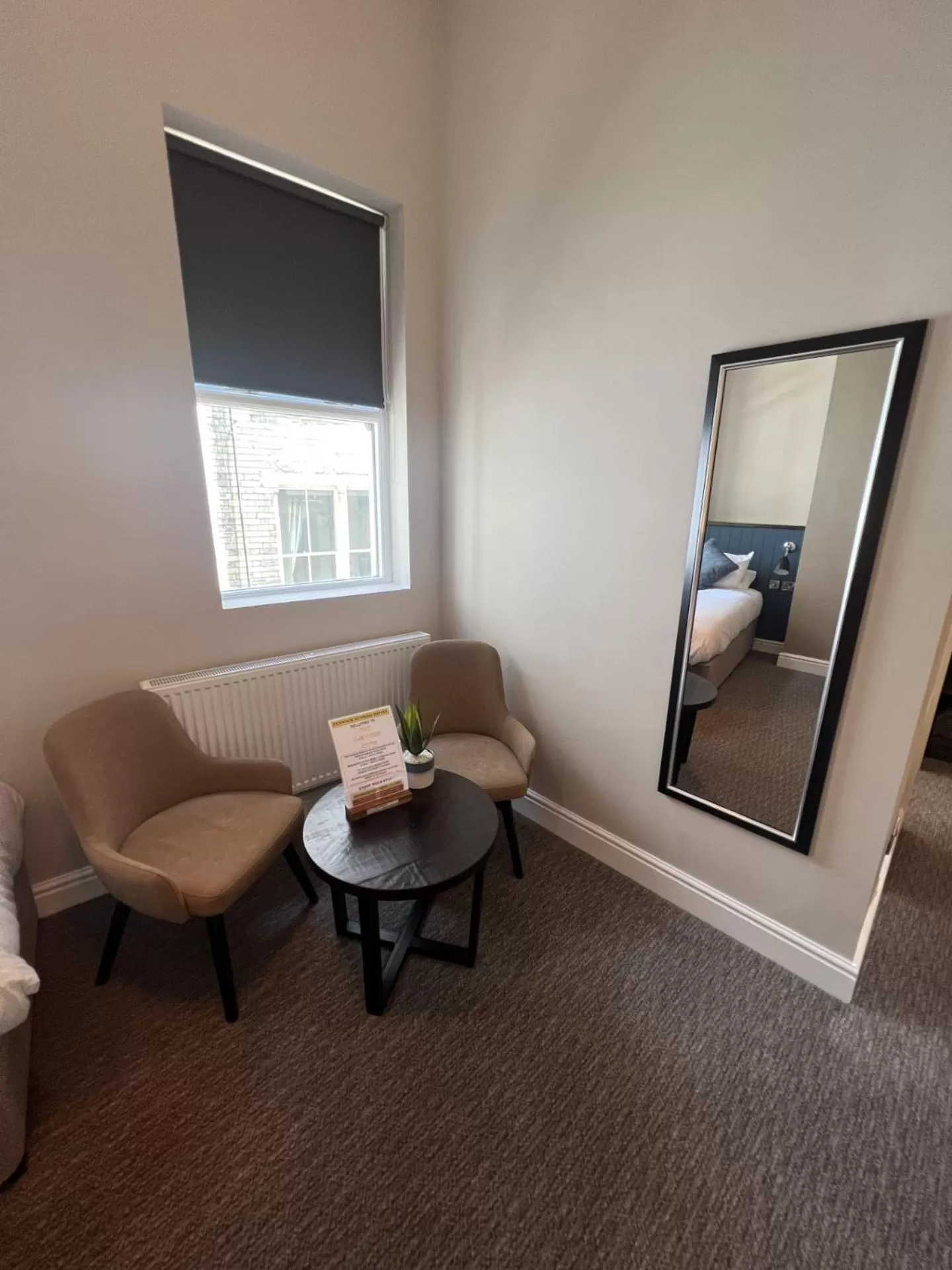 Bedroom, TV/Entertainment Center in Fenwick Sunrise Hotel