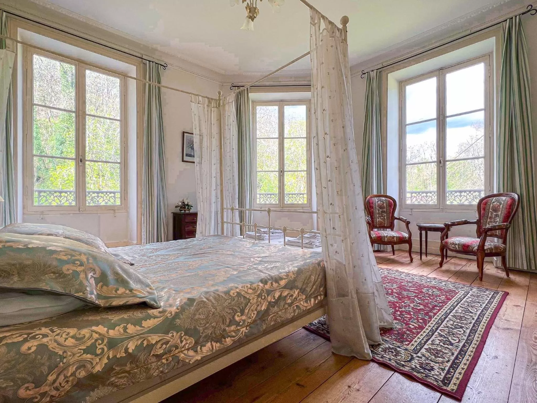 Bed in Queen's Escape