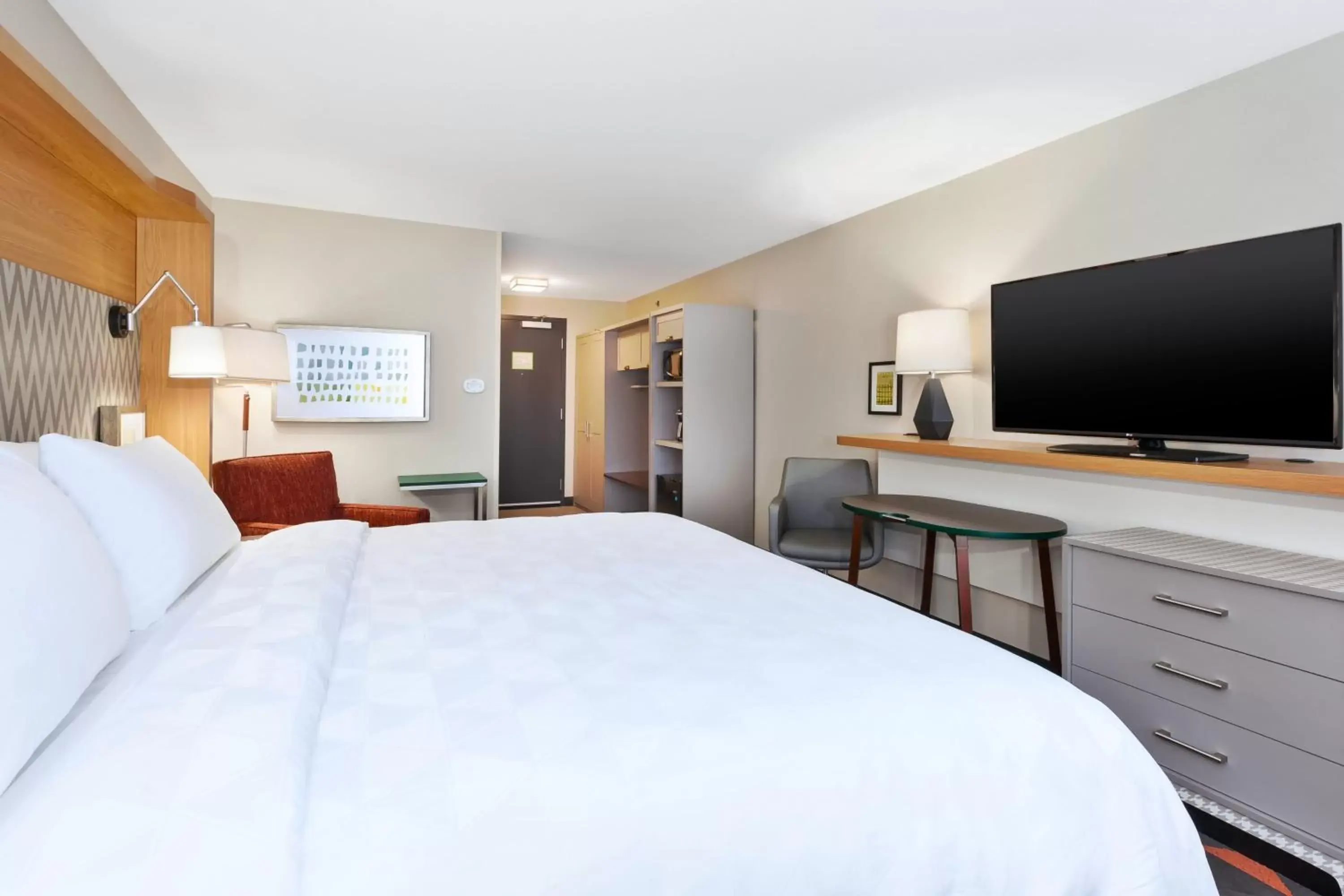 Deluxe King Room - Hearing Accessible with Bath Tub/Non-Smoking in Holiday Inn & Suites - Toledo Southwest - Perrysburg by IHG Deluxe King Room - Hearing Accessible with Bath Tub/Non-Smoking in Holiday Inn & Suites - Toledo Southwest - Perrysburg by IHG
