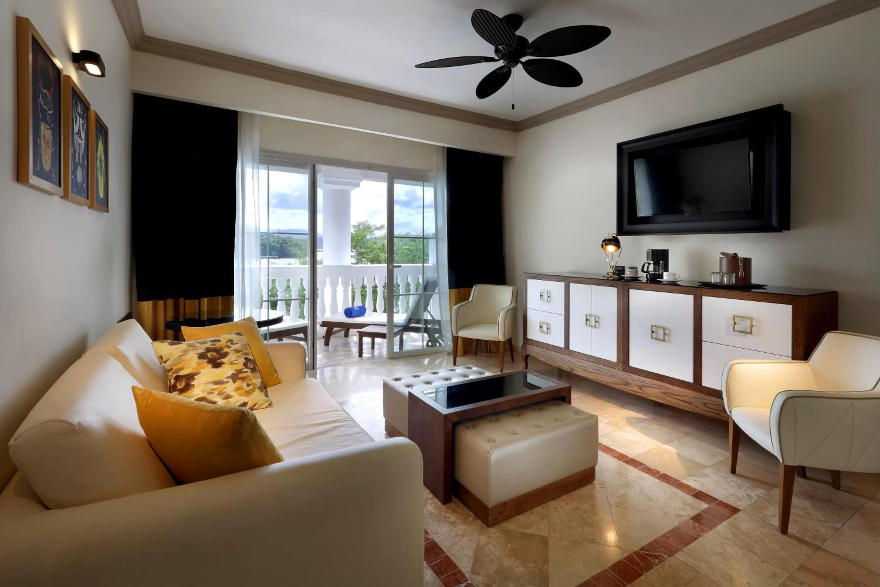 TV and multimedia in Grand Palladium Lady Hamilton Resort & Spa - All Inclusive