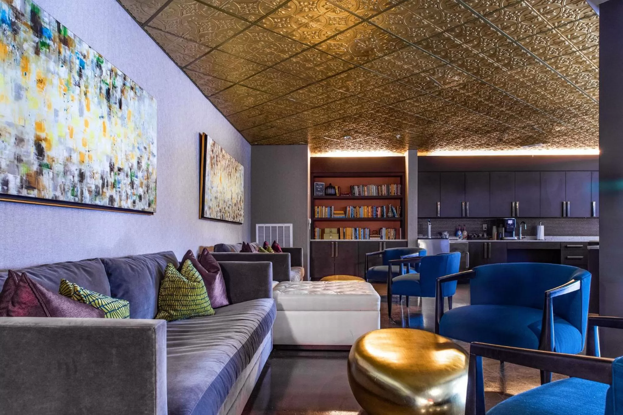 Communal lounge/ TV room in Placemakr Music Row - Vanderbilt