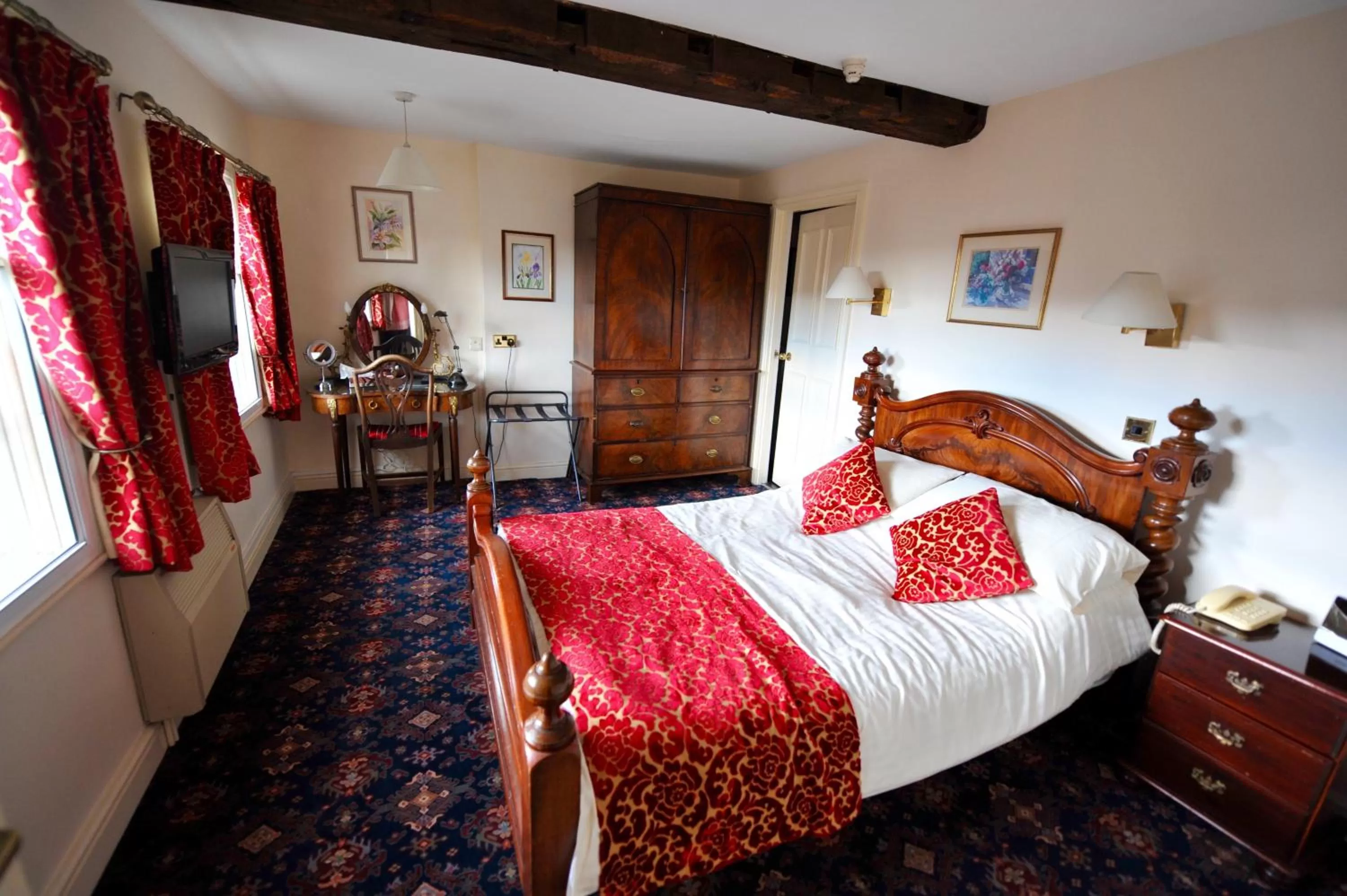 Photo of the whole room, Bed in The Greyhound Coaching Inn