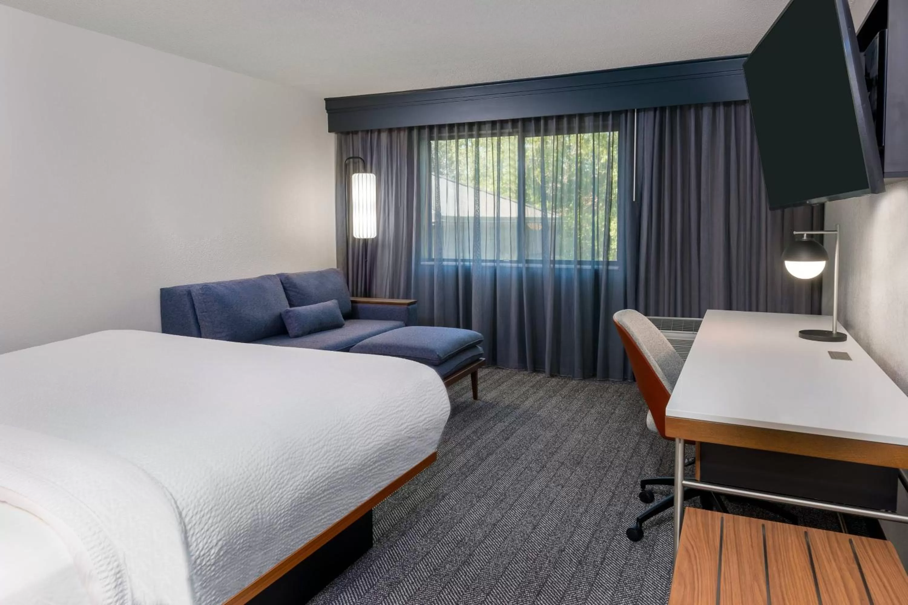 King Room with Sofa Bed and Adapted Tub - Mobility and Hearing Accessible in Courtyard Tallahassee North/I-10 Capital Circle