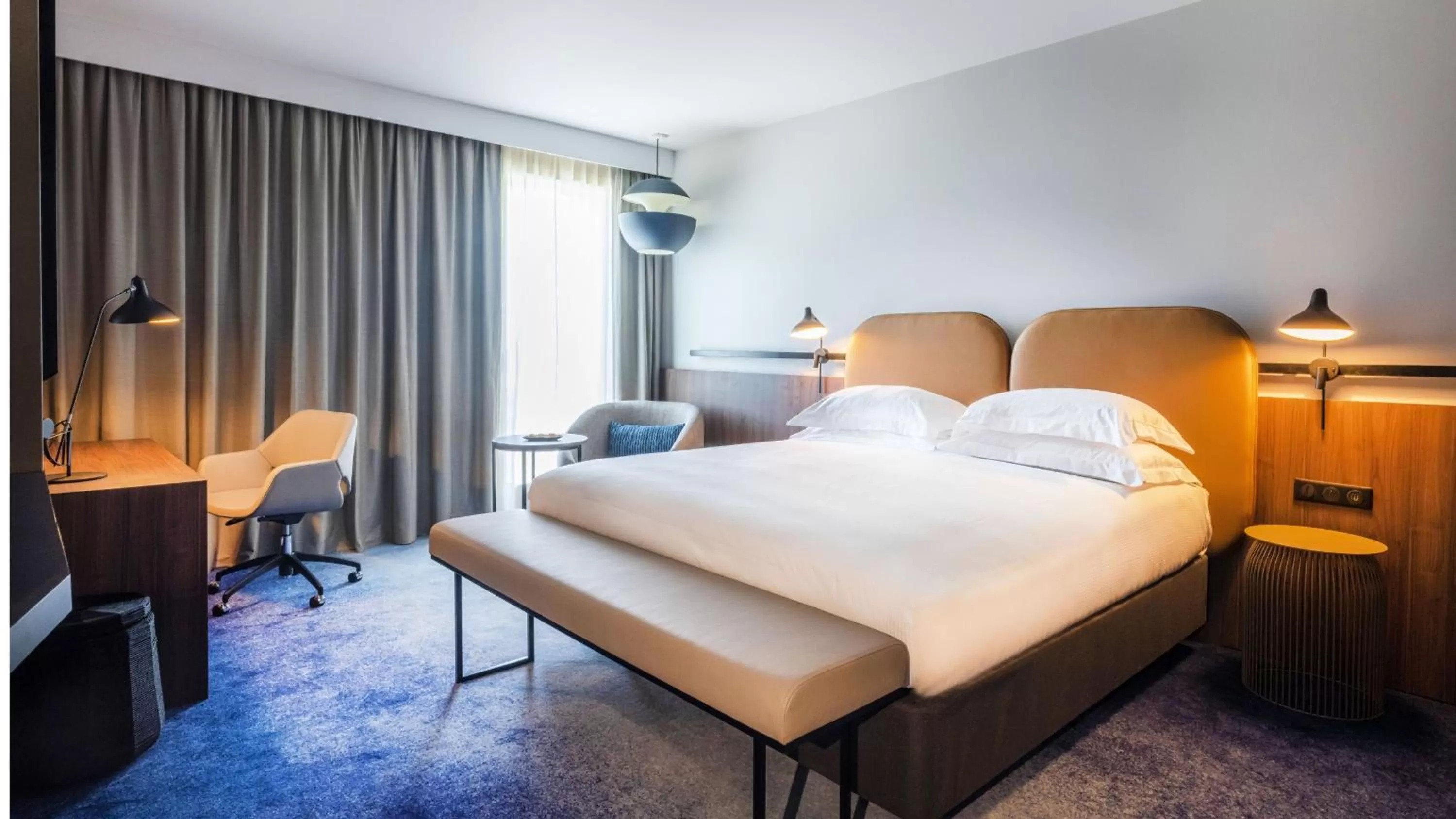 Bedroom, Bed in Crowne Plaza - Nice - Grand Arenas by IHG