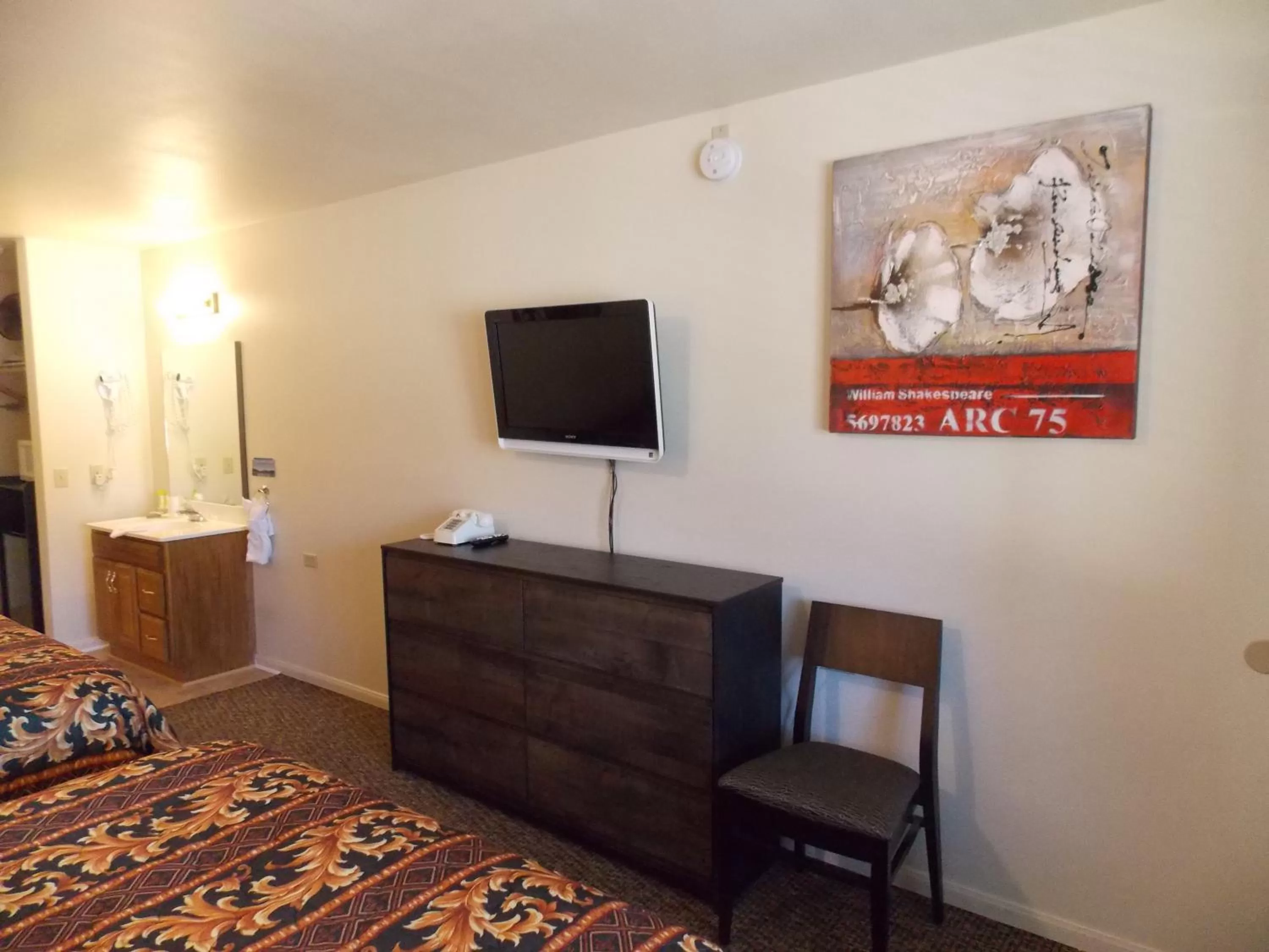 Photo of the whole room, TV/Entertainment Center in Vintage Lakeside Inn