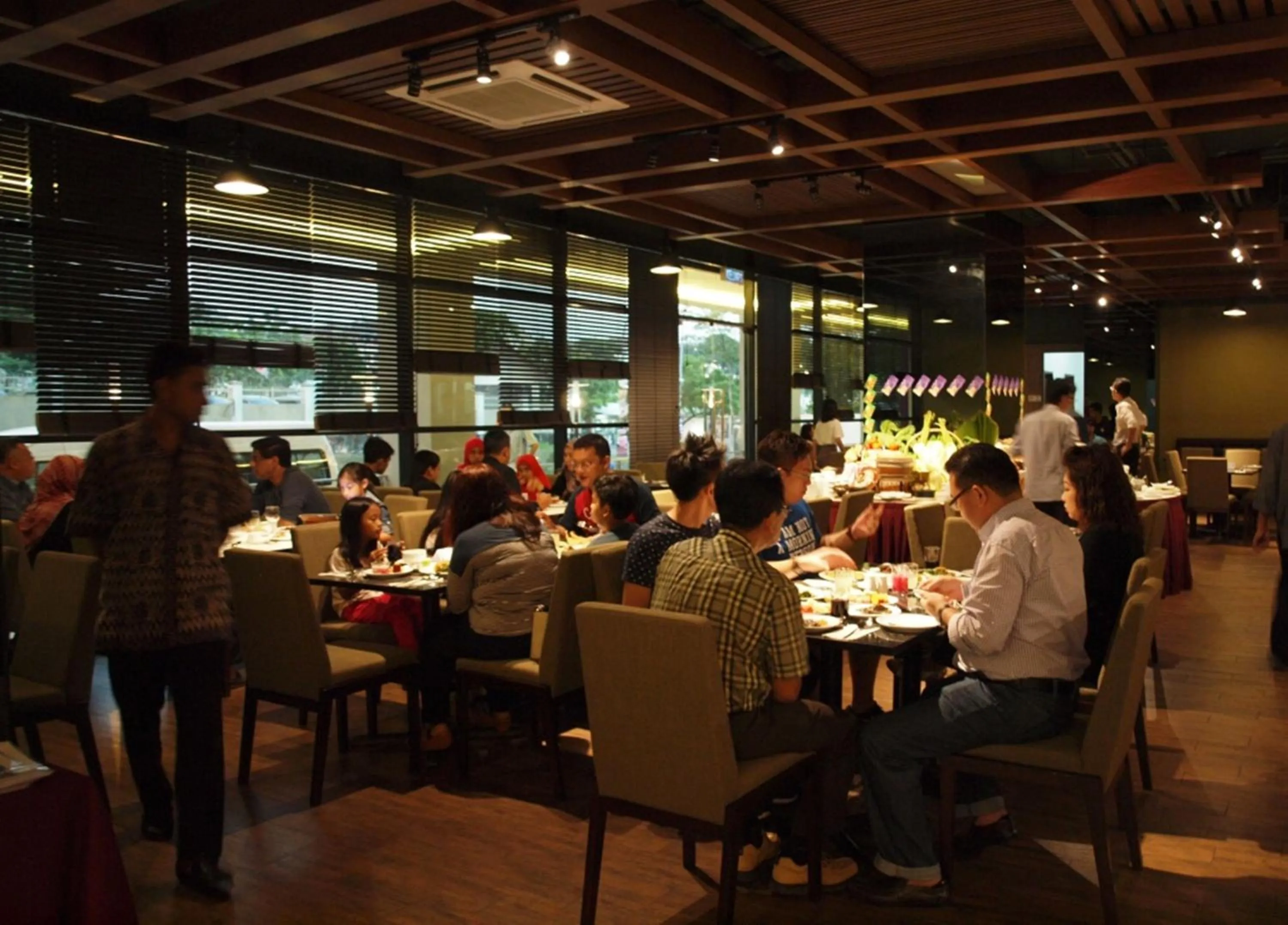 Restaurant/places to eat in Nexus Regency Suites & Hotel