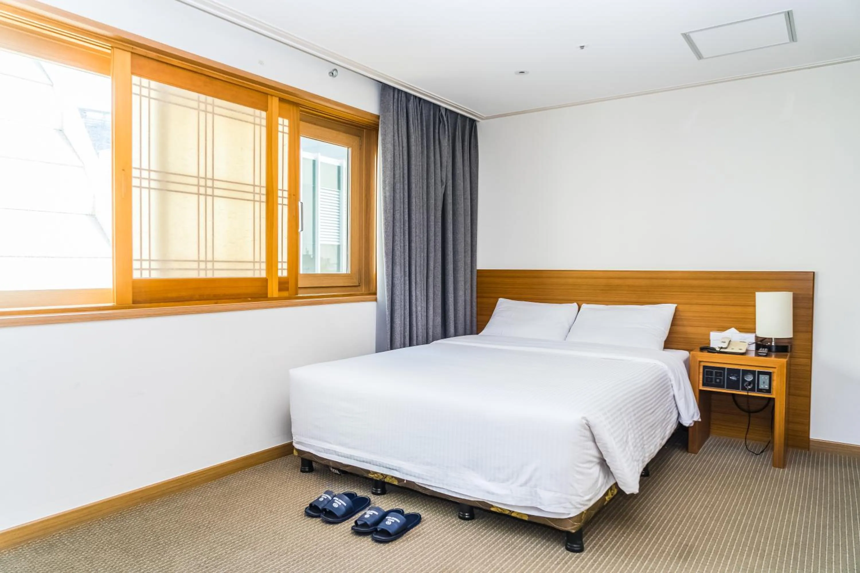 Bedroom, Bed in Busan Tourist Hotel