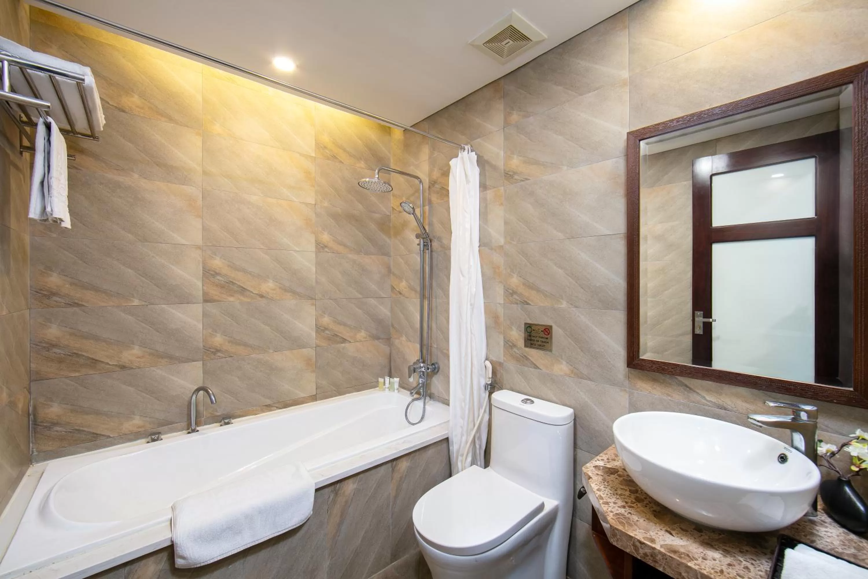 Toilet in Midori Boutique Hotel