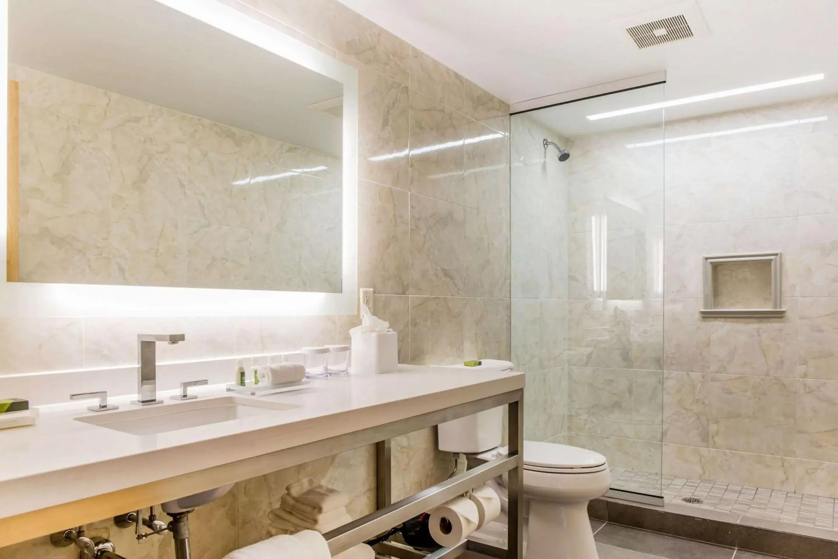 King Room with Two King Beds and Partial Water View - Non-Smoking in Wyndham Newport Hotel King Room with Two King Beds and Partial Water View - Non-Smoking in Wyndham Newport Hotel