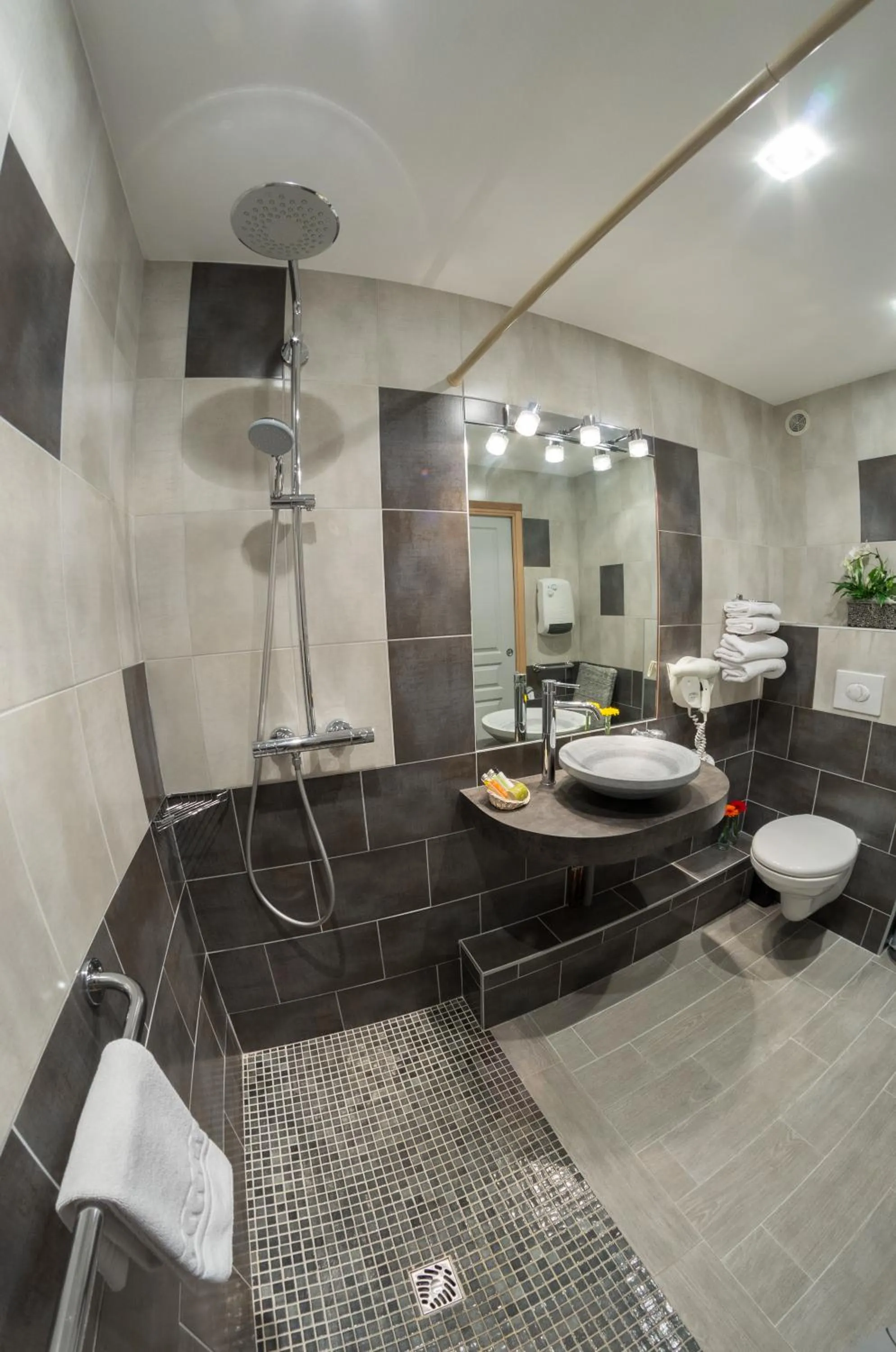 Bathroom in Cit'Hotel Avantici Gap