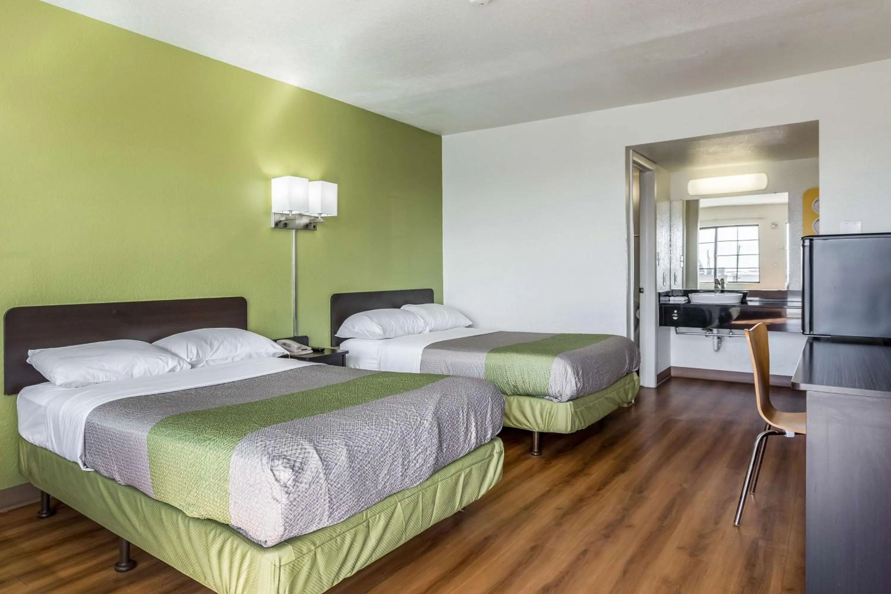 TV and multimedia, Bed in Motel 6-El Paso, TX - East