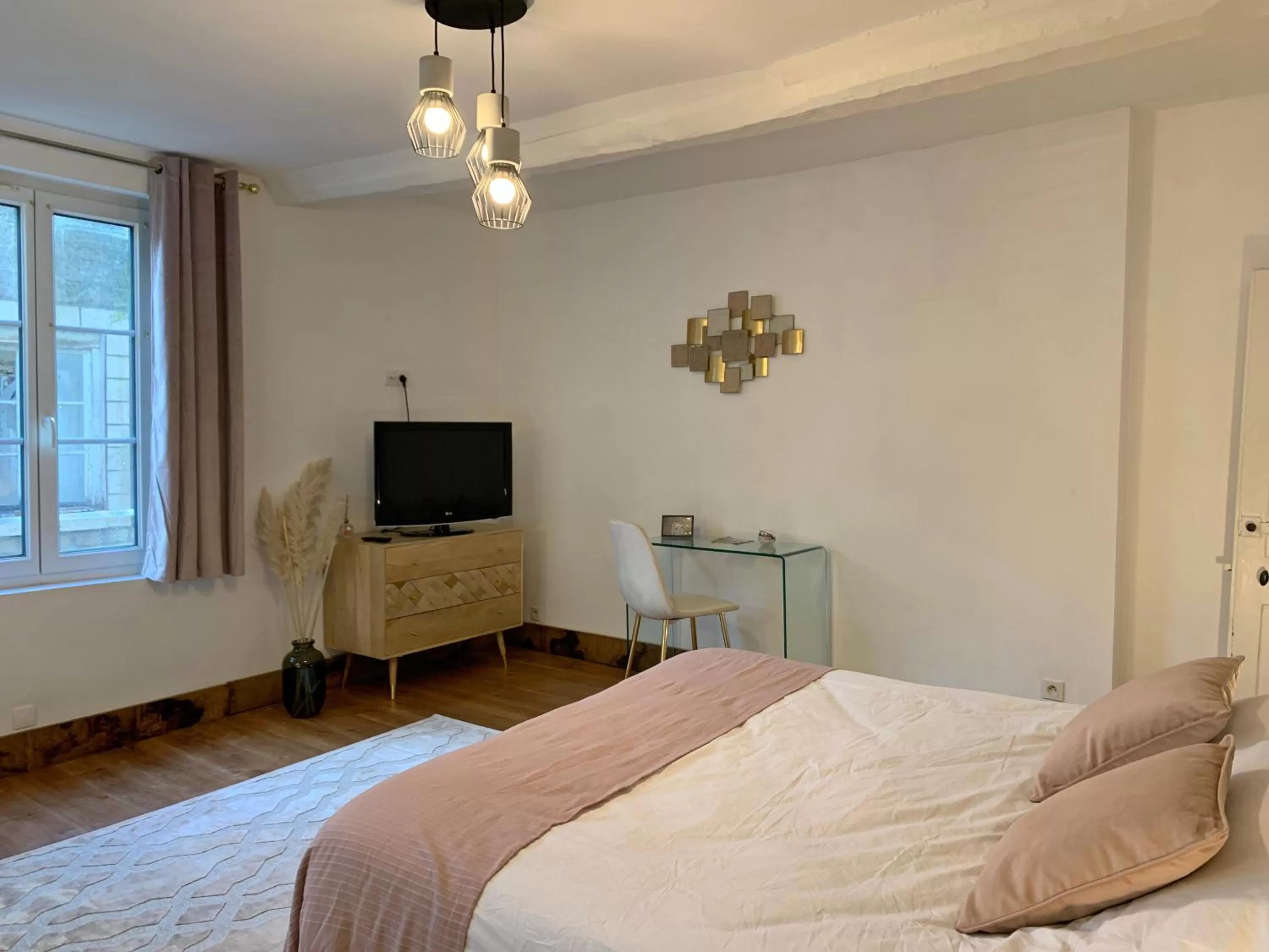 Photo of the whole room, Bed in L'Ecole des Demoiselles