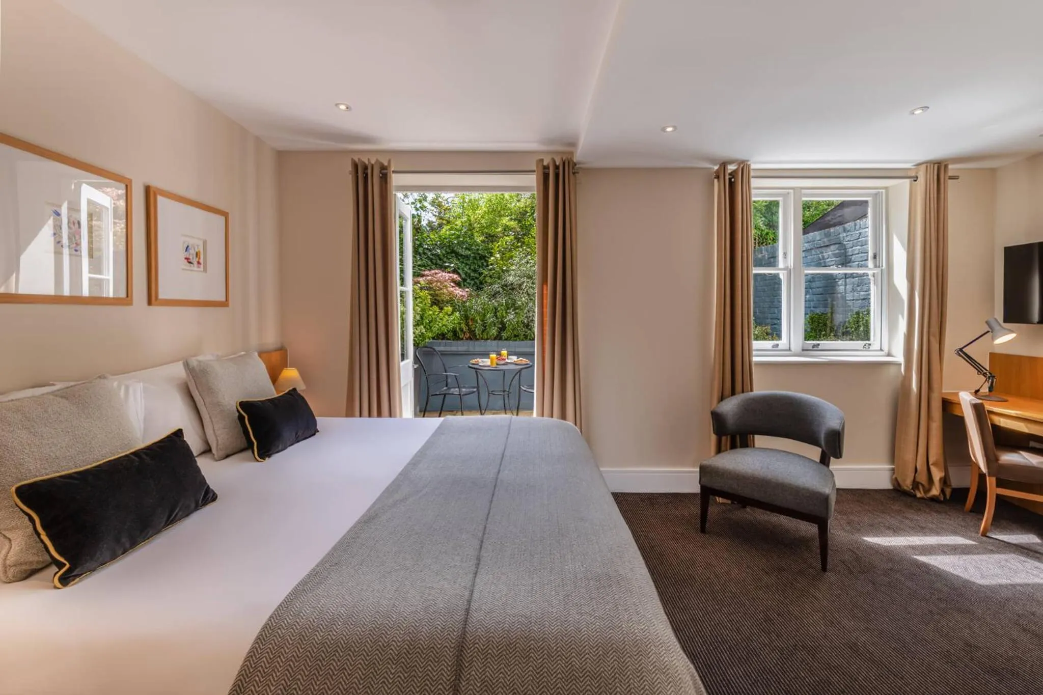 Bedroom, Bed in The Resident Kensington