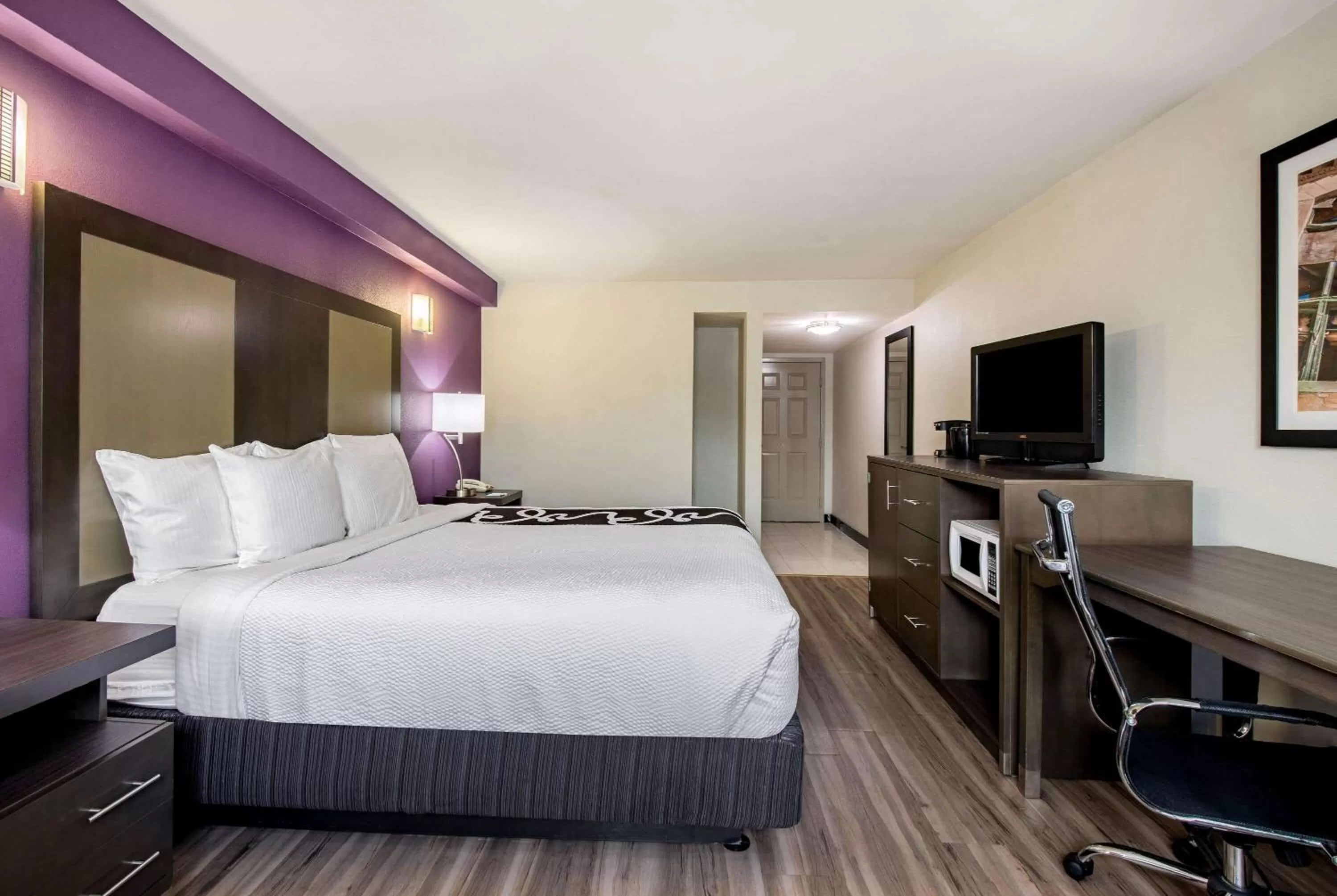 Photo of the whole room, Bed in La Quinta Inn by Wyndham West Long Branch NJ Shore Area