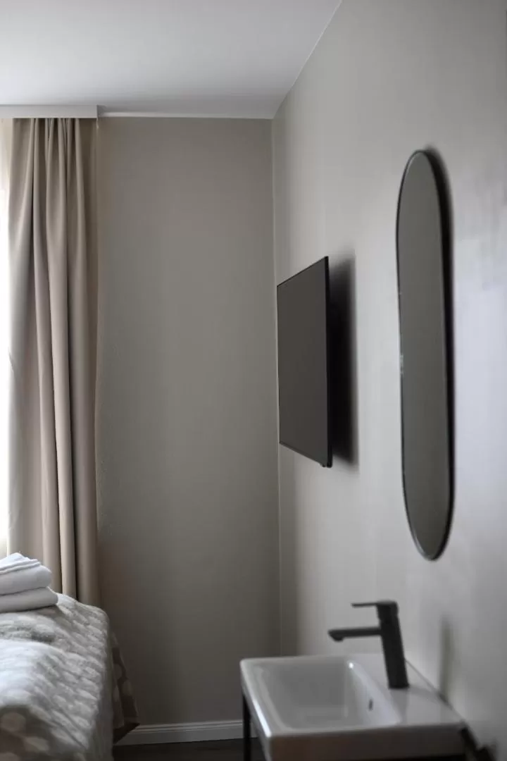 TV and multimedia, Bed in Hotel Local 101