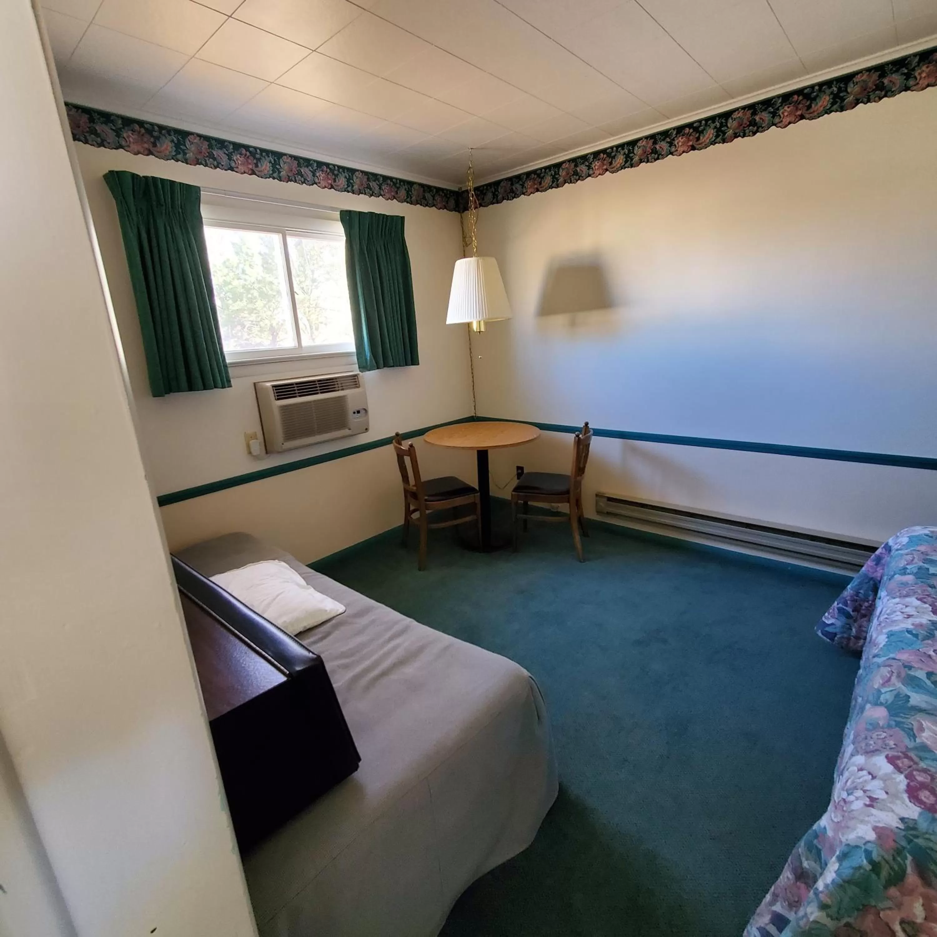 Bed in Robin Hood Motel