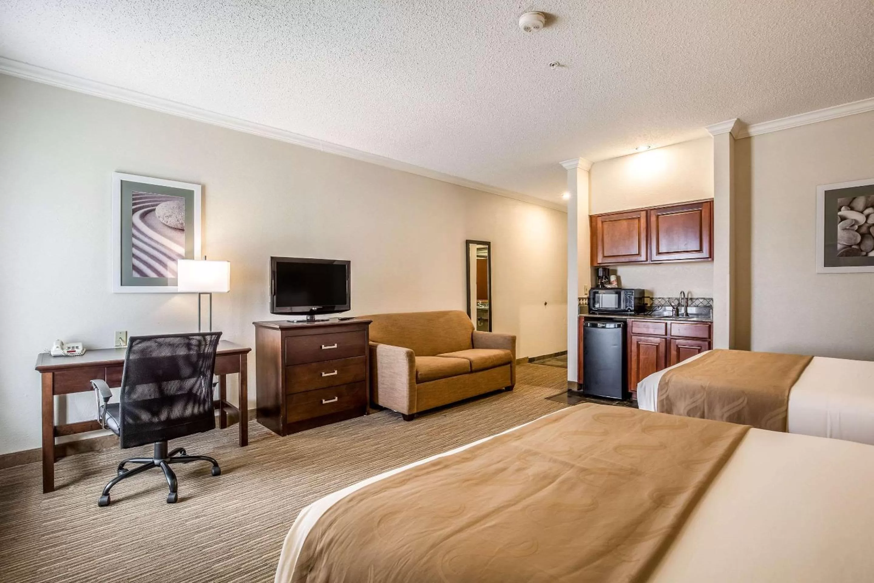 Photo of the whole room, Bed in Quality Inn & Suites Seabrook- NASA- Kemah