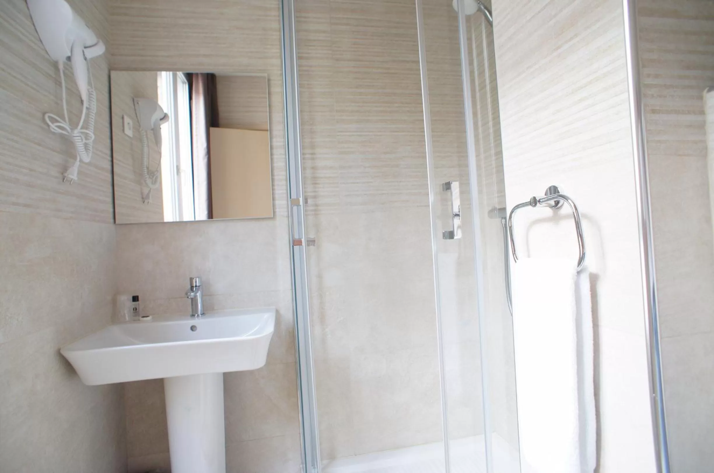 Shower in Hôtel De France