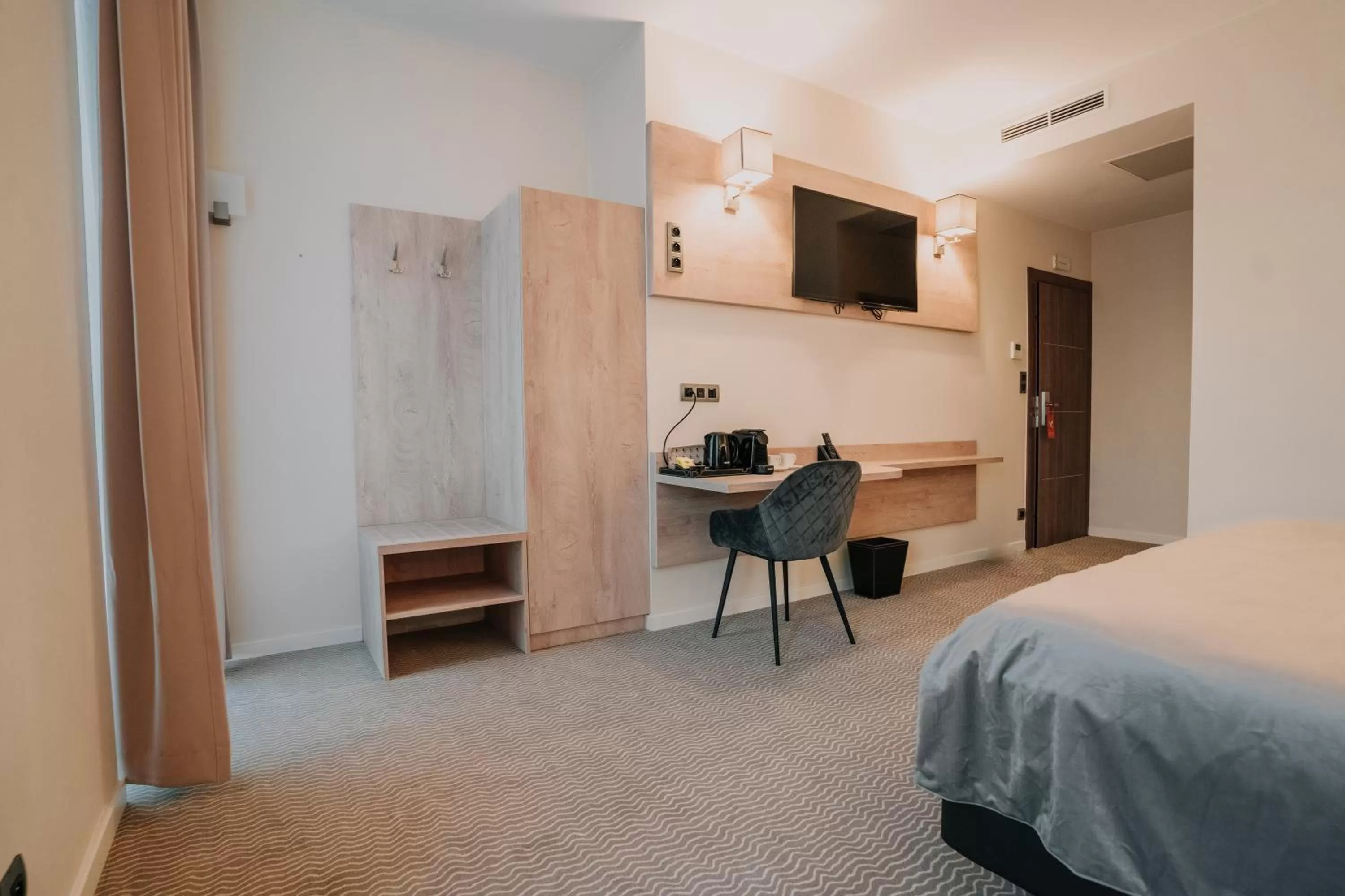 Photo of the whole room, Bed in Hôtel Concorde