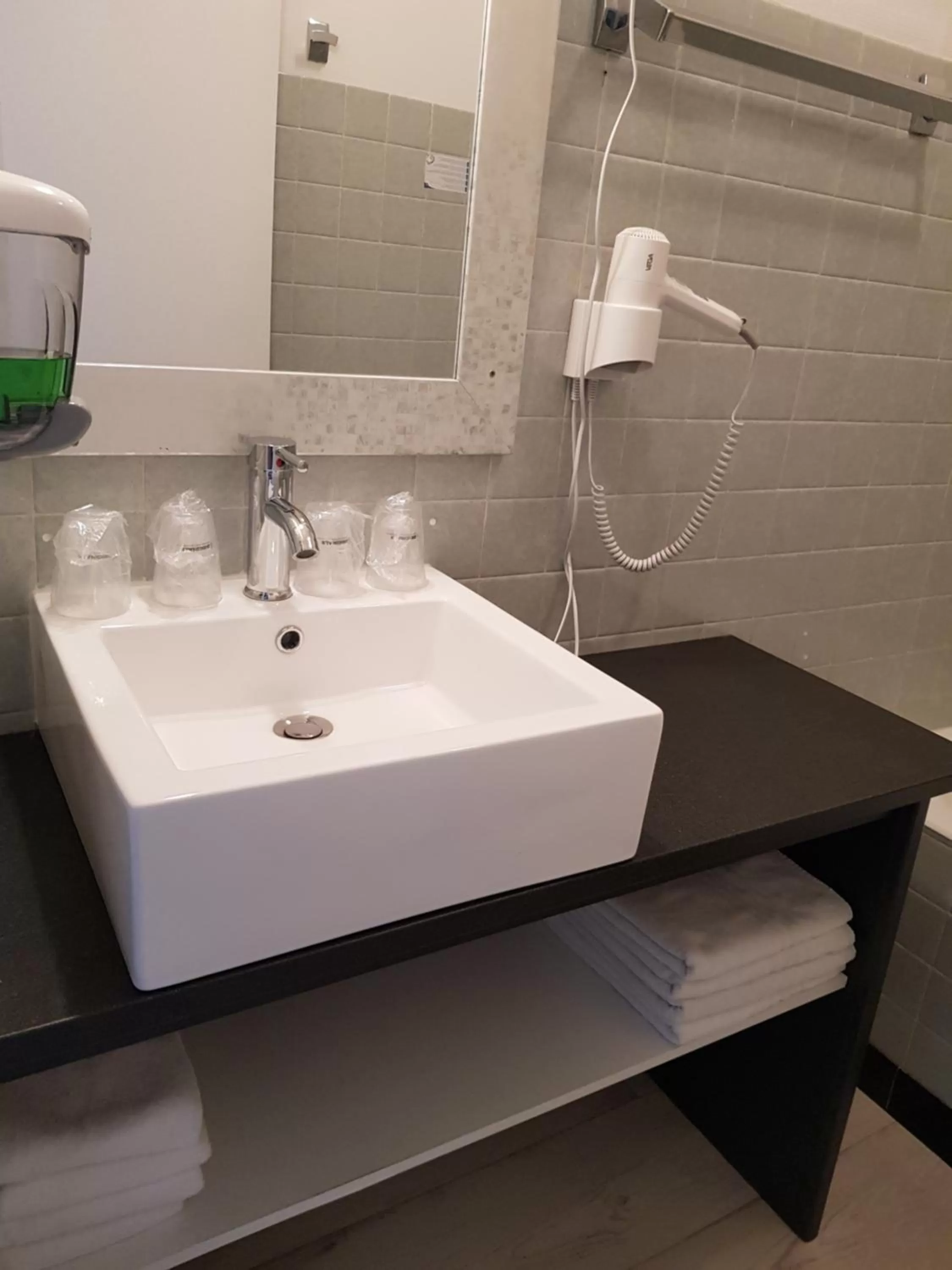 Bathroom in The Originals City, Hôtel Armen Le Triton, Roscoff