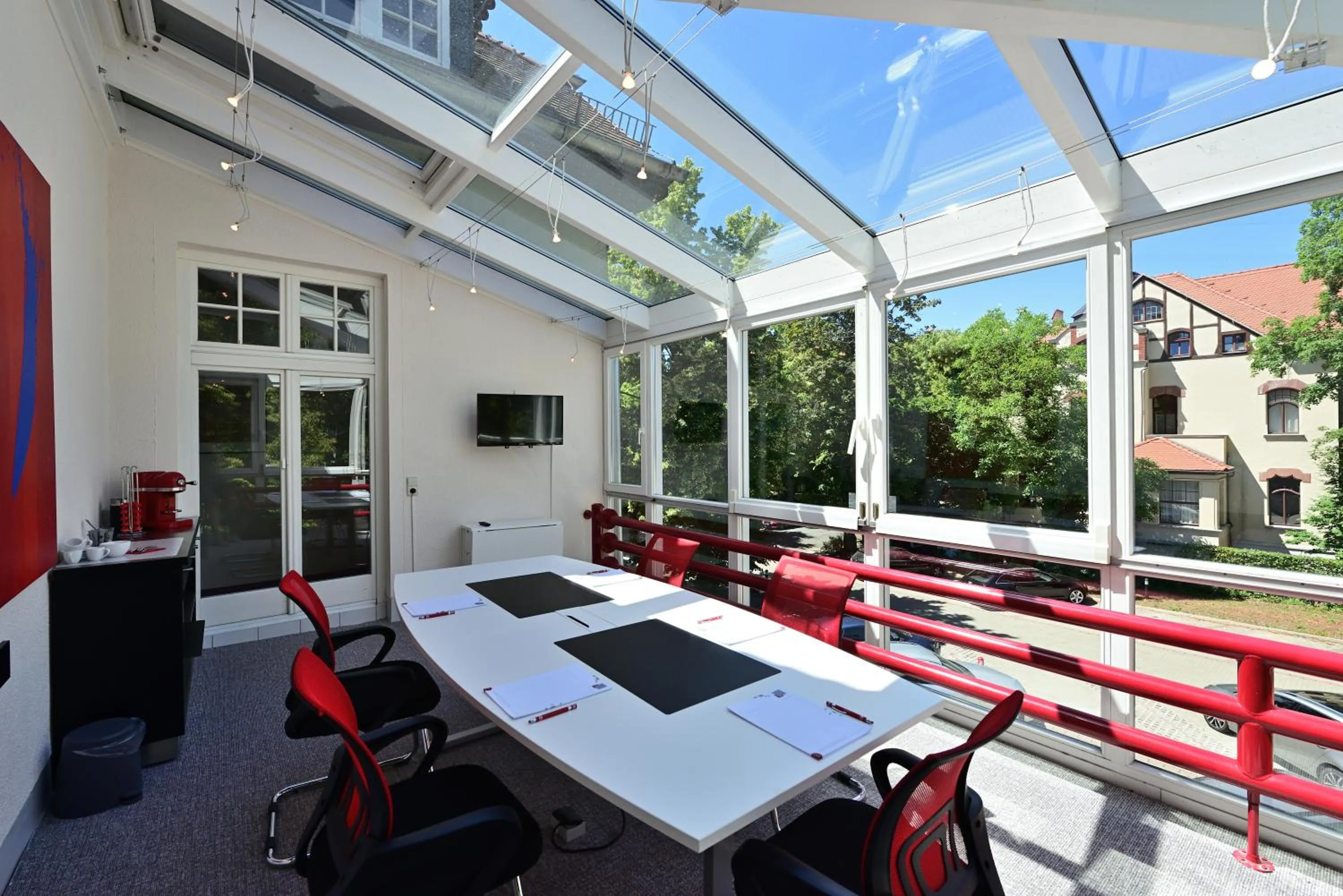 Communal lounge/ TV room in Art Hotel Weimar