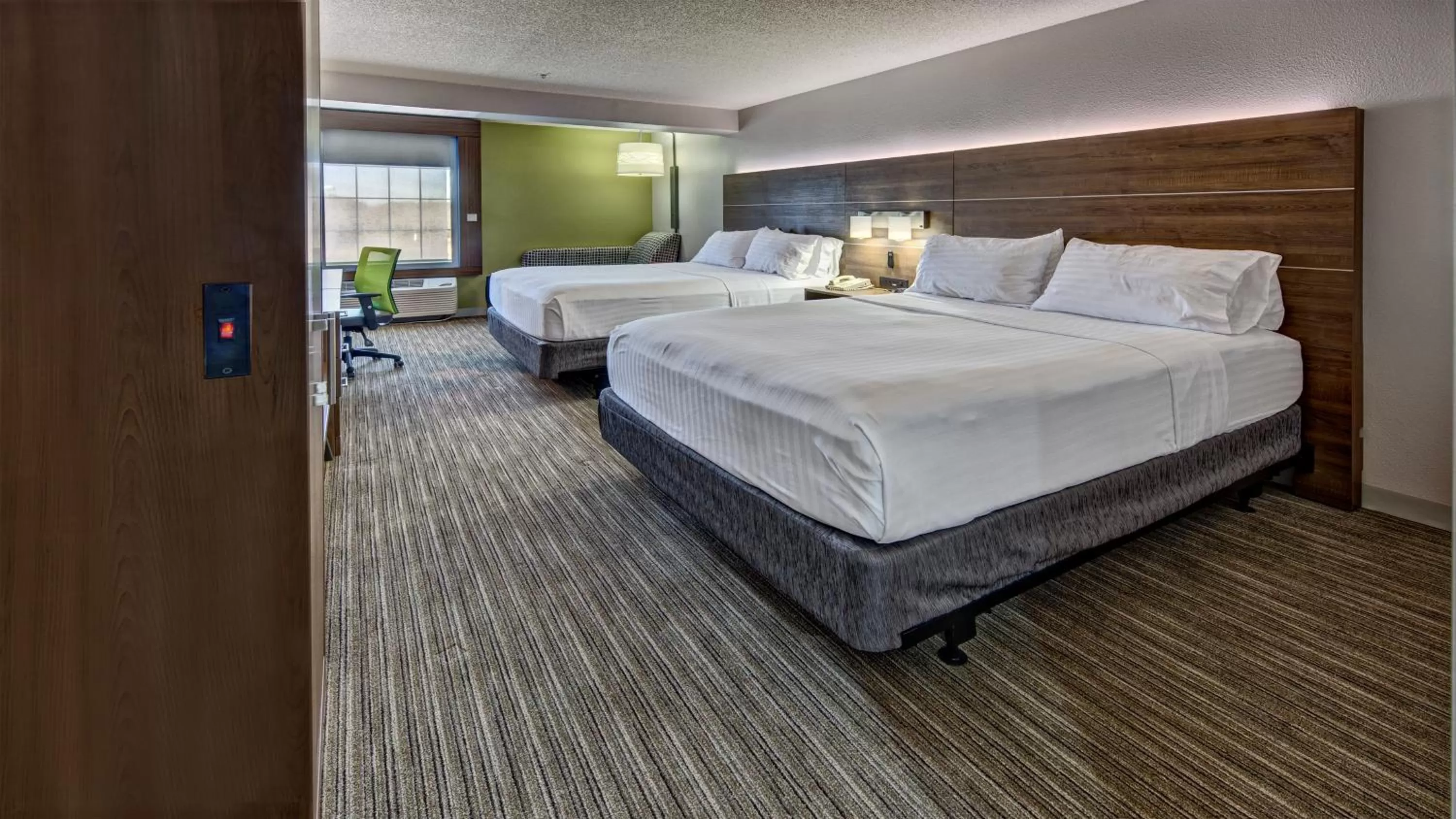Photo of the whole room, Bed in Holiday Inn Express & Suites Crossville by IHG