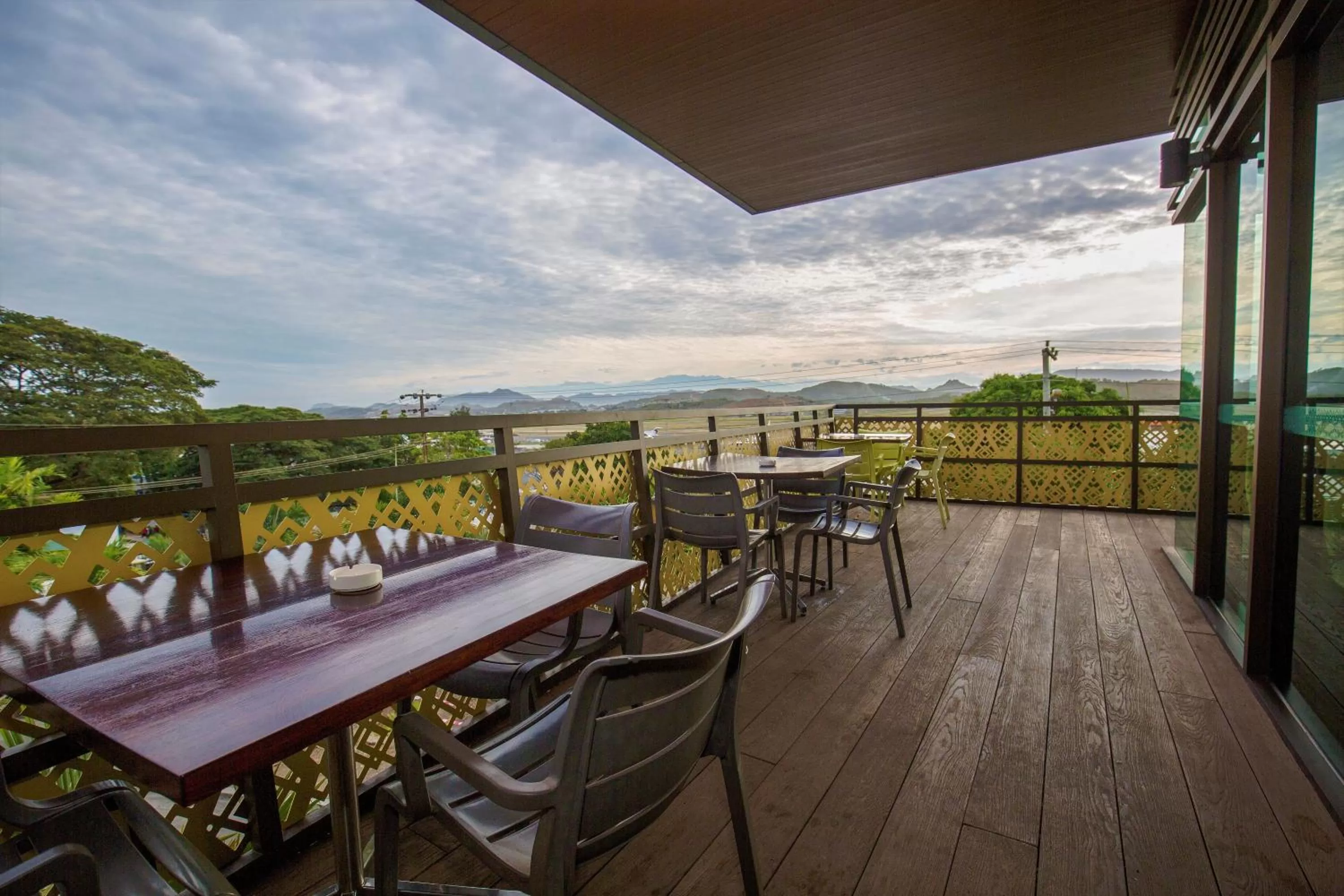 Restaurant/places to eat in Gateway Hotel